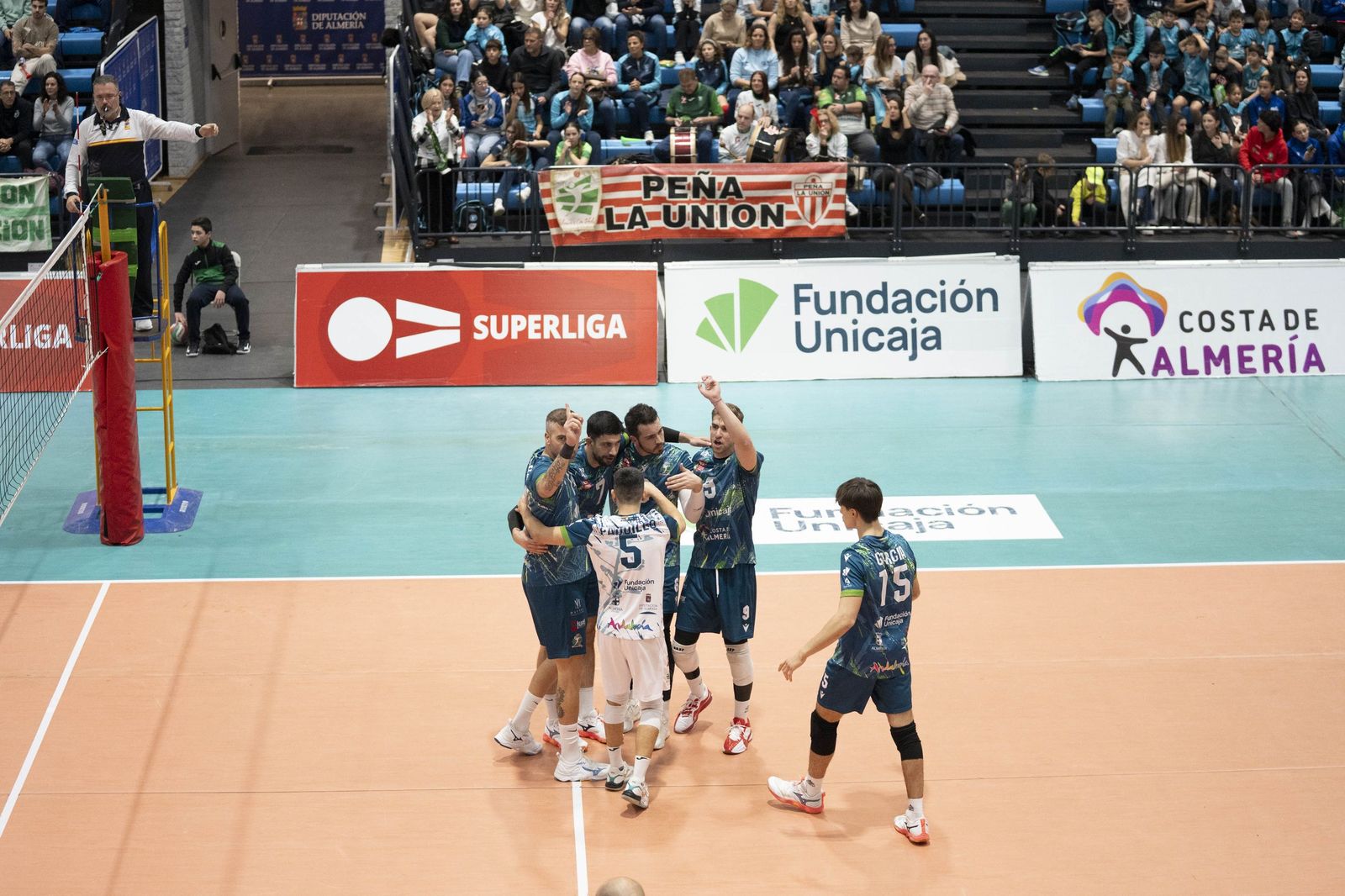 Las imágenes del partido entre Unicaja Costa de Almería y Pamesa Teruel de Superliga de voleibol
