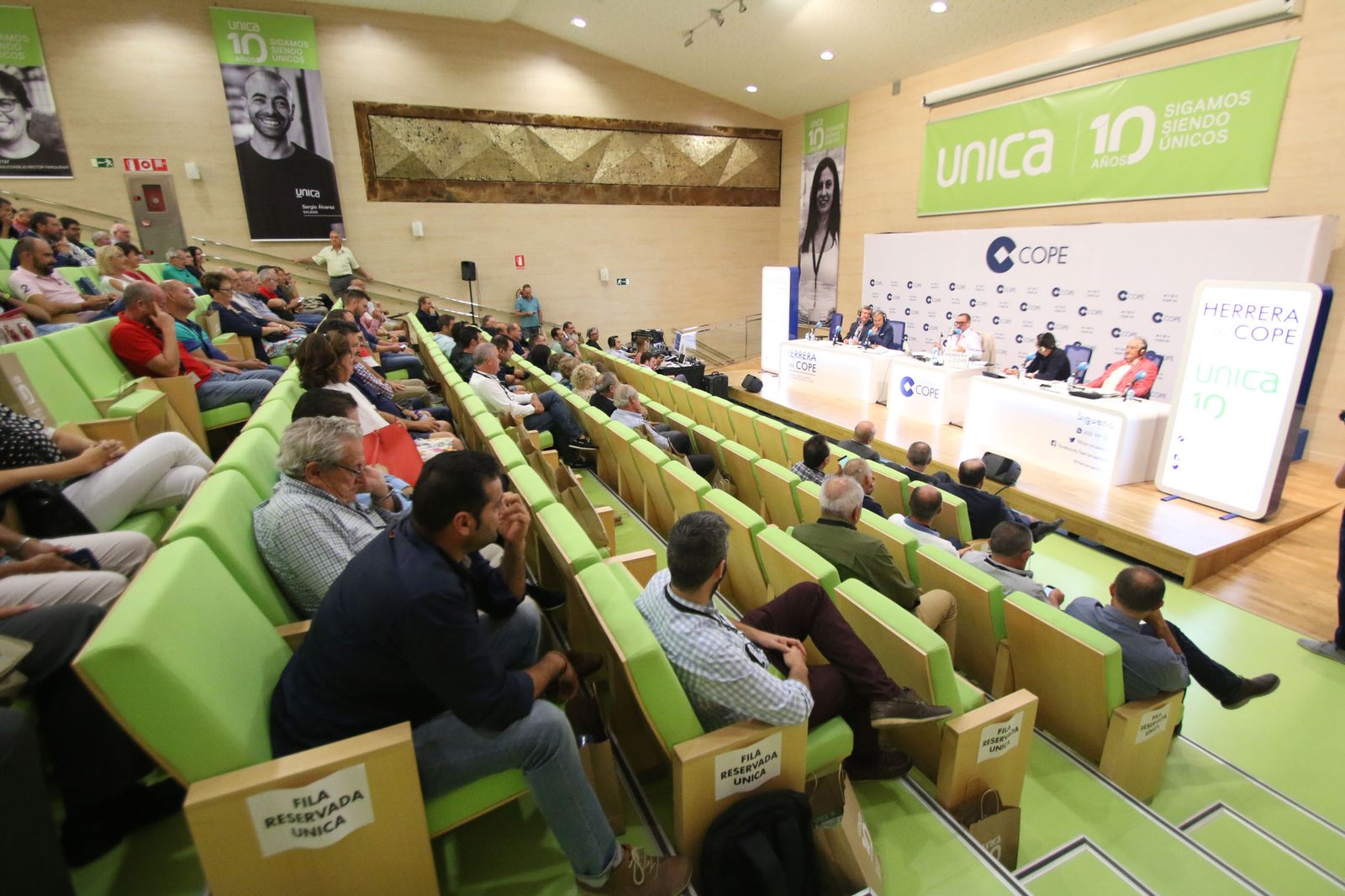 Carlos Herrera sopla las velas en el décimo aniversario de Unica Group