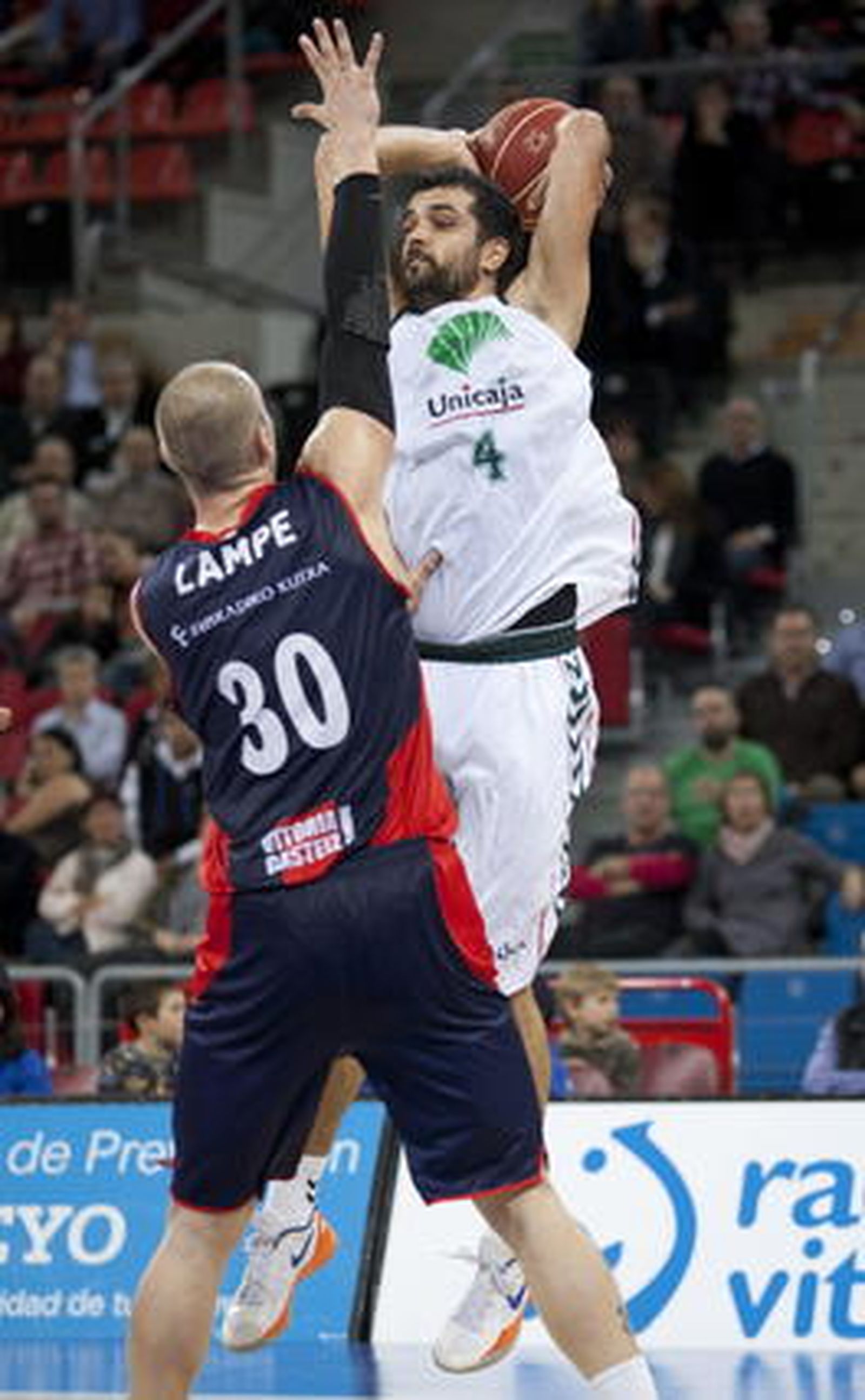 Las imágenes del Caja Laboral-Unicaja

Foto: Josu Izarra