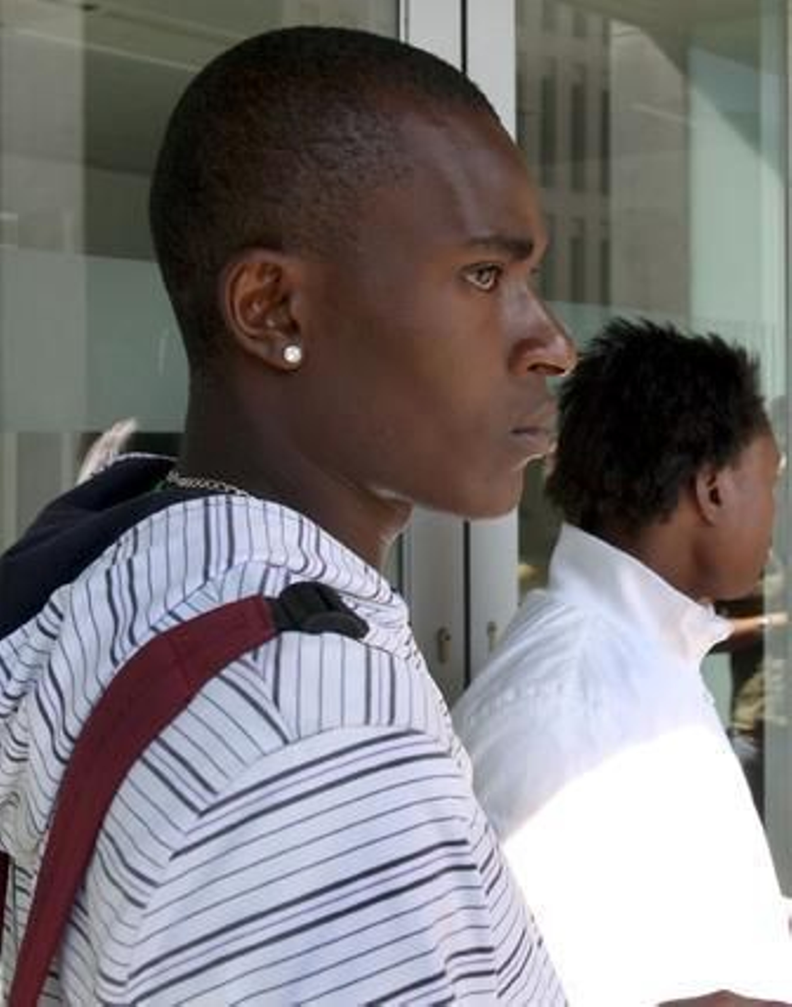 Amigos y familiares de la victimas del accidente ferroviario en la estación de Castelldefels.

Foto: Andreu Dalmau (EFE)