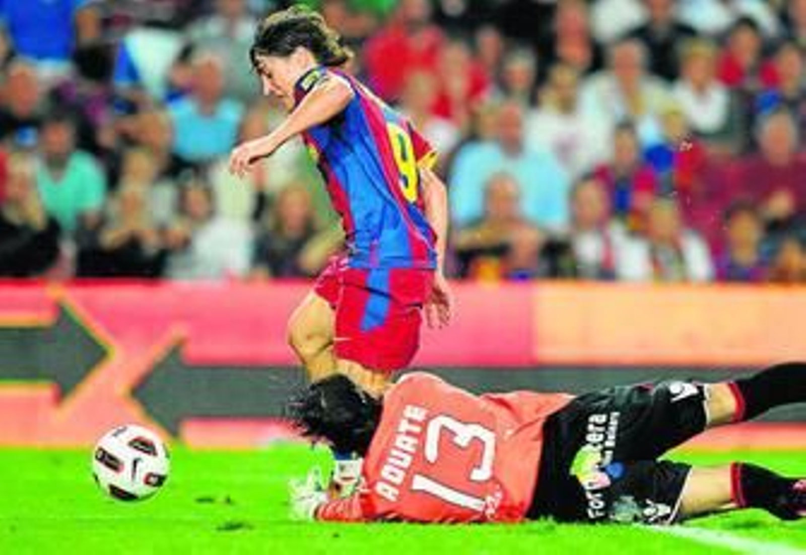 El barcelonista Bojan recorta al portero del Mallorca Aouate.