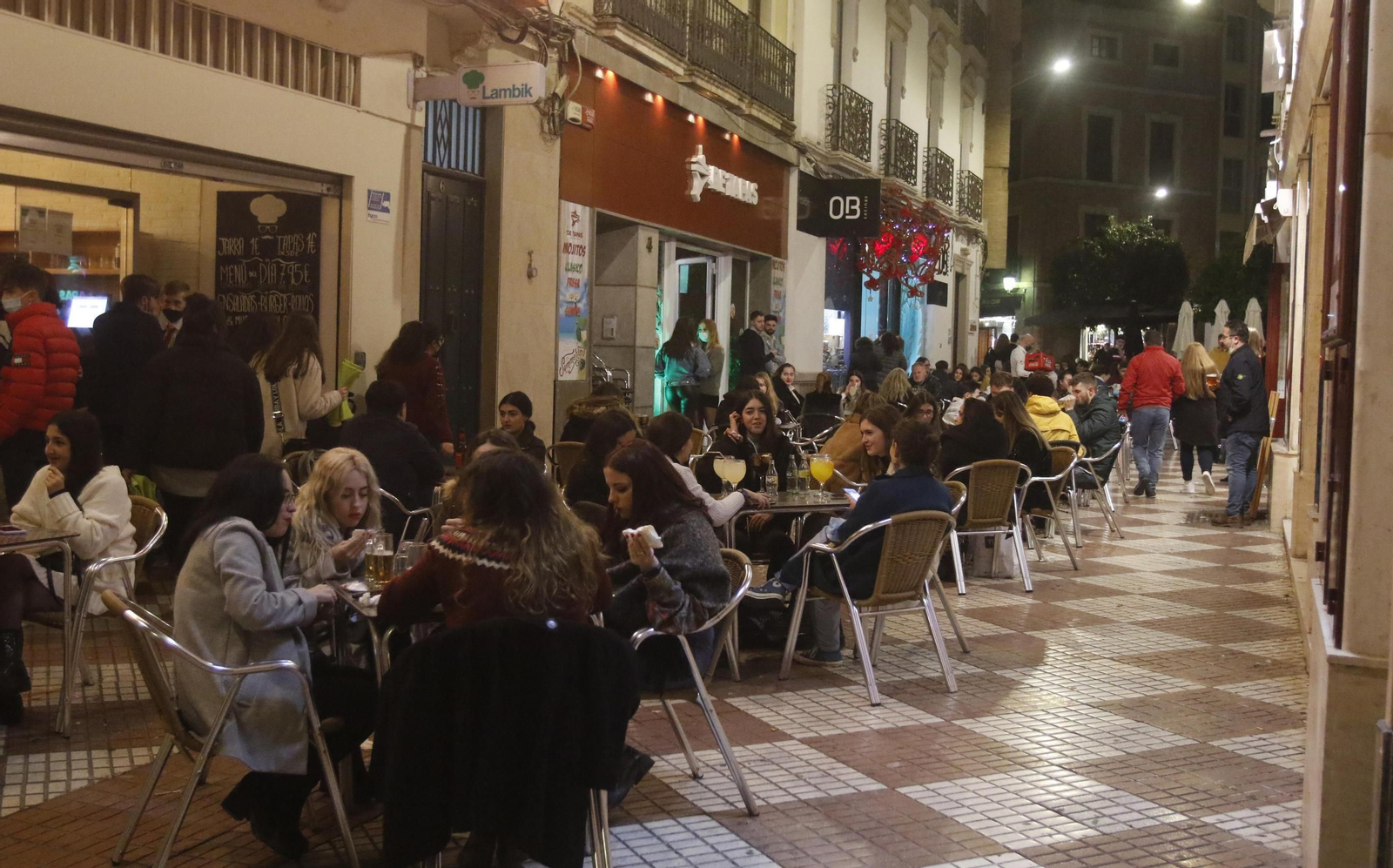 Terrazas llenas en la calle de La Plata.