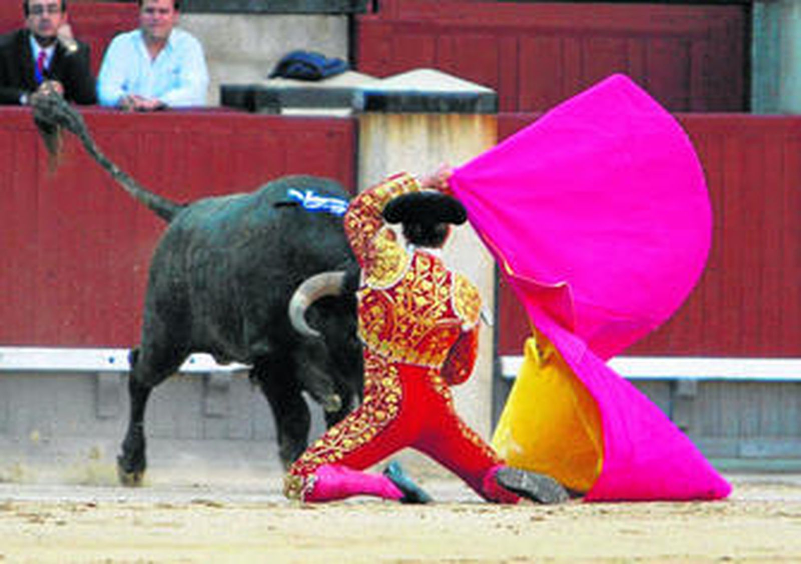 Paco Chaves, recibiendo a porta gayola al segundo novillo de su lote, en la tarde de ayer en Las Ventas.