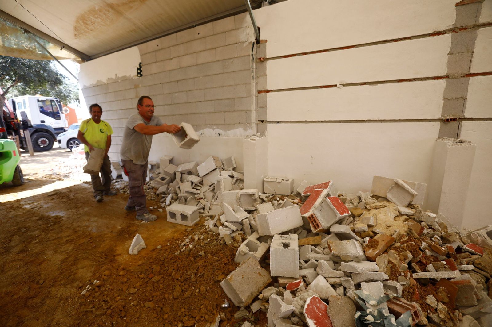 El desmontaje de las casetas y atracciones de la Feria de Córdoba, en imágenes