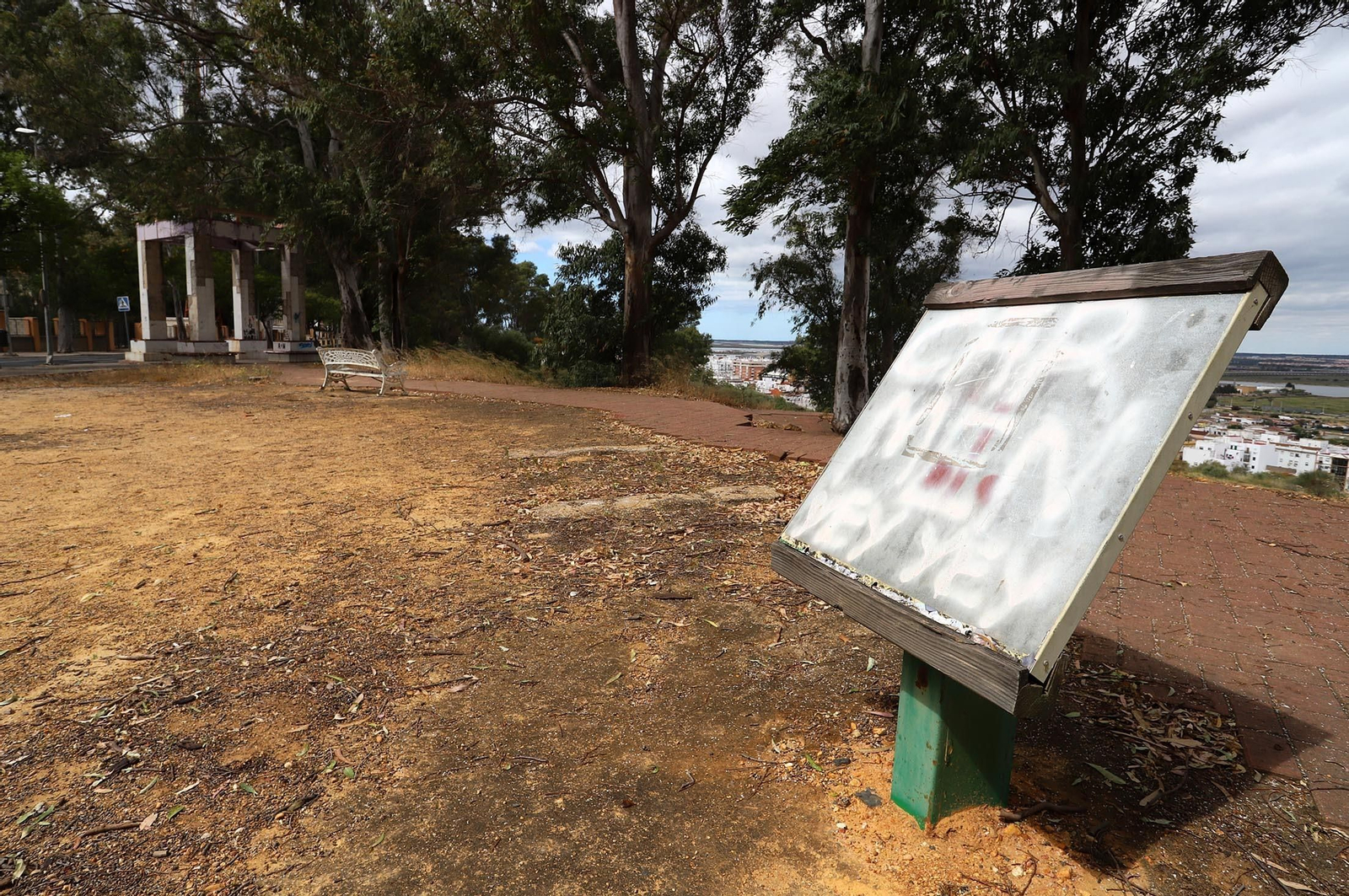 Imágenes de la suciedad, deterioro y abandono de los miradores del Conquero