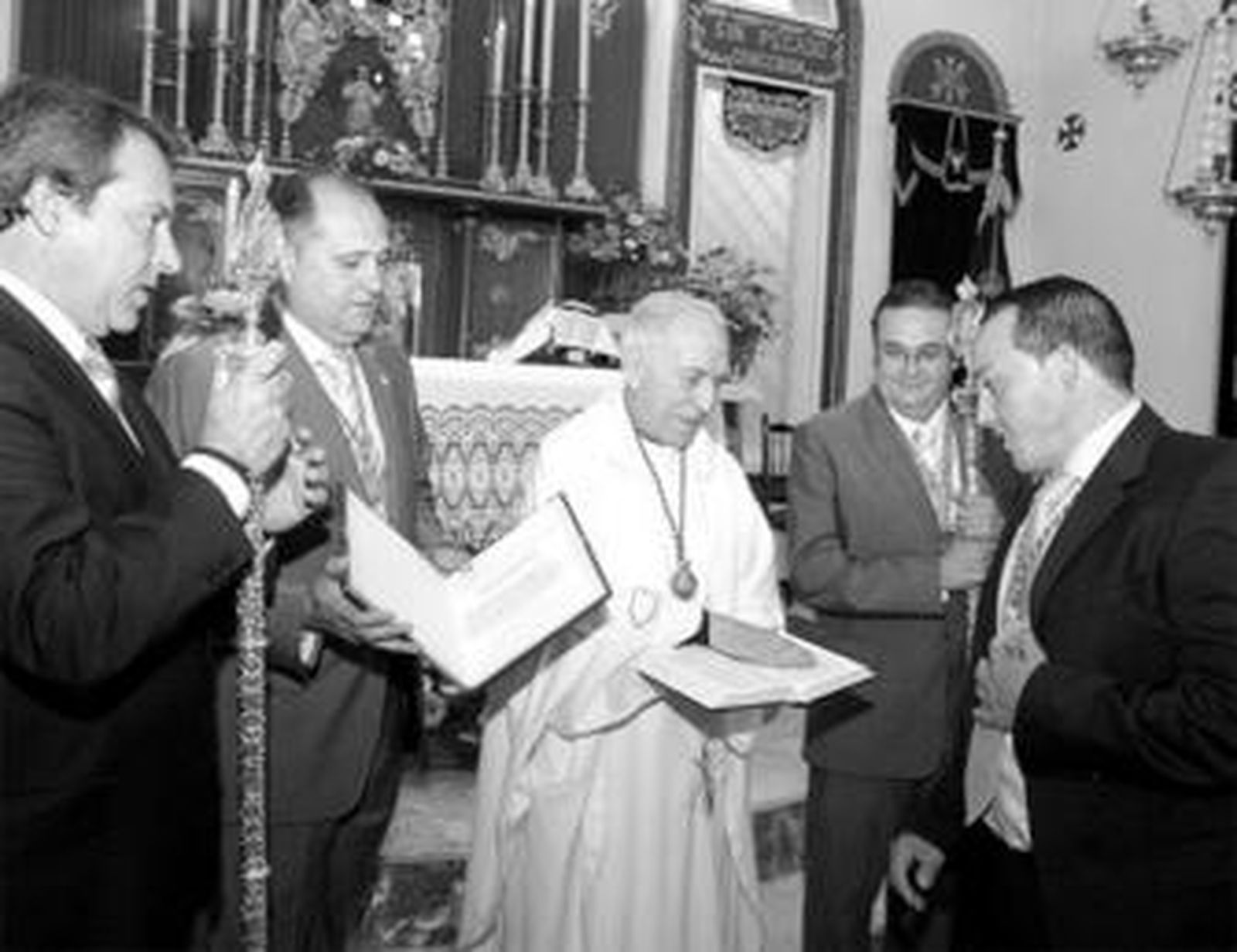 Juan Manuel Garrido tomó ayer posesión como hermano mayor de Emigrantes.