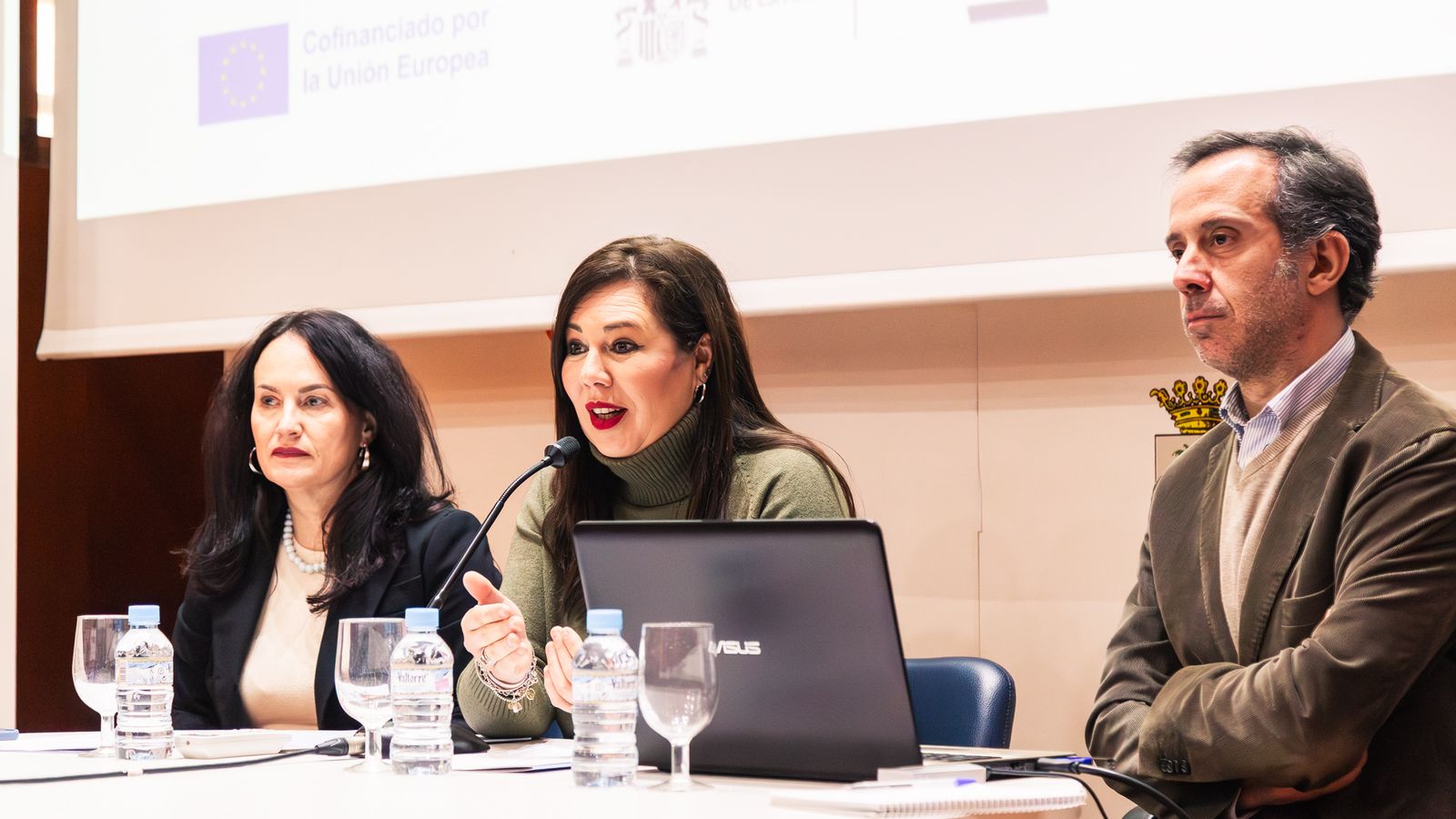 La diputada y alcaldesa de La Palma del Condado, Rocío Moreno, presidiendo una de las reuniones.