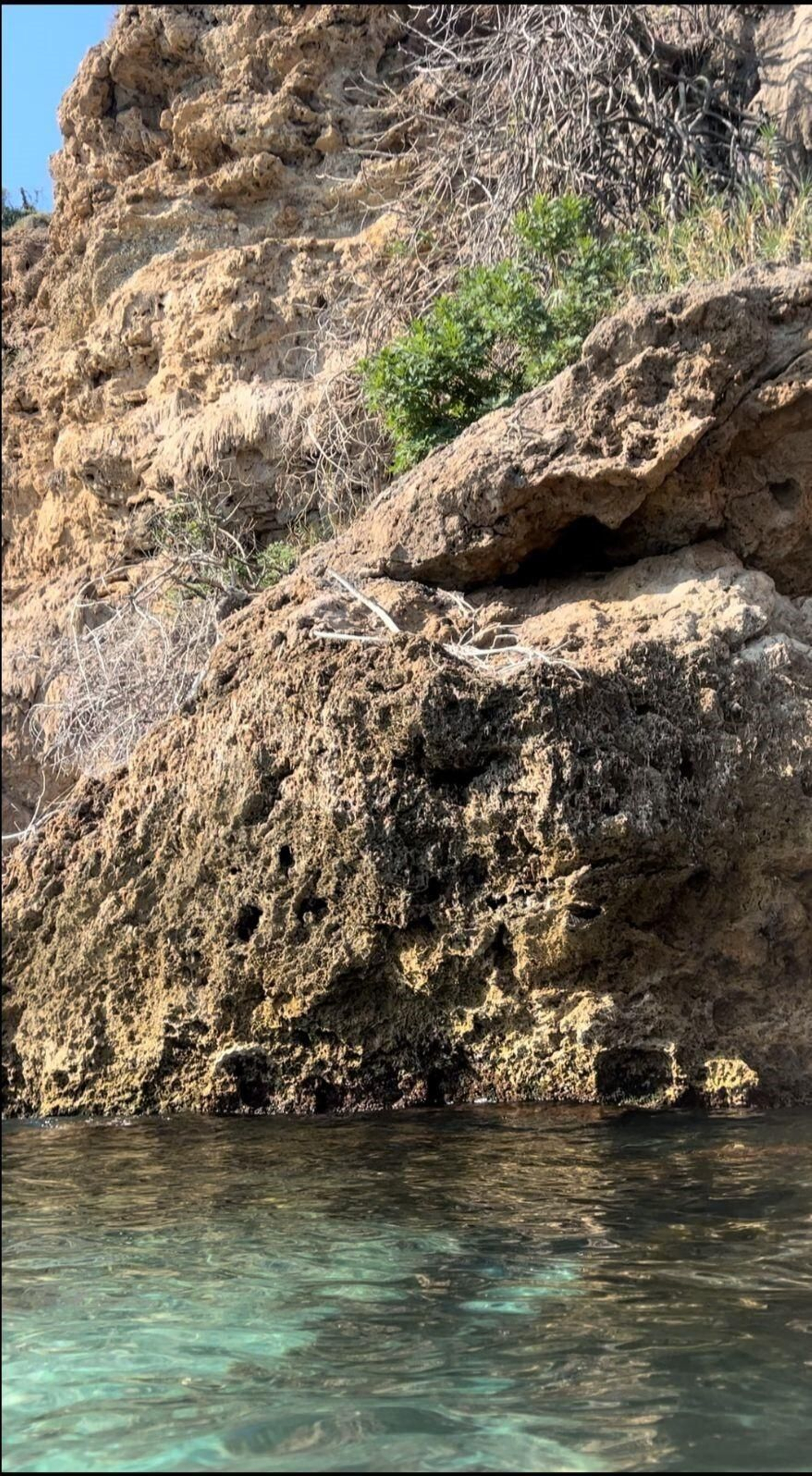 Una ruta en kayak por cuevas y acantilados a dos horas de Algeciras.
