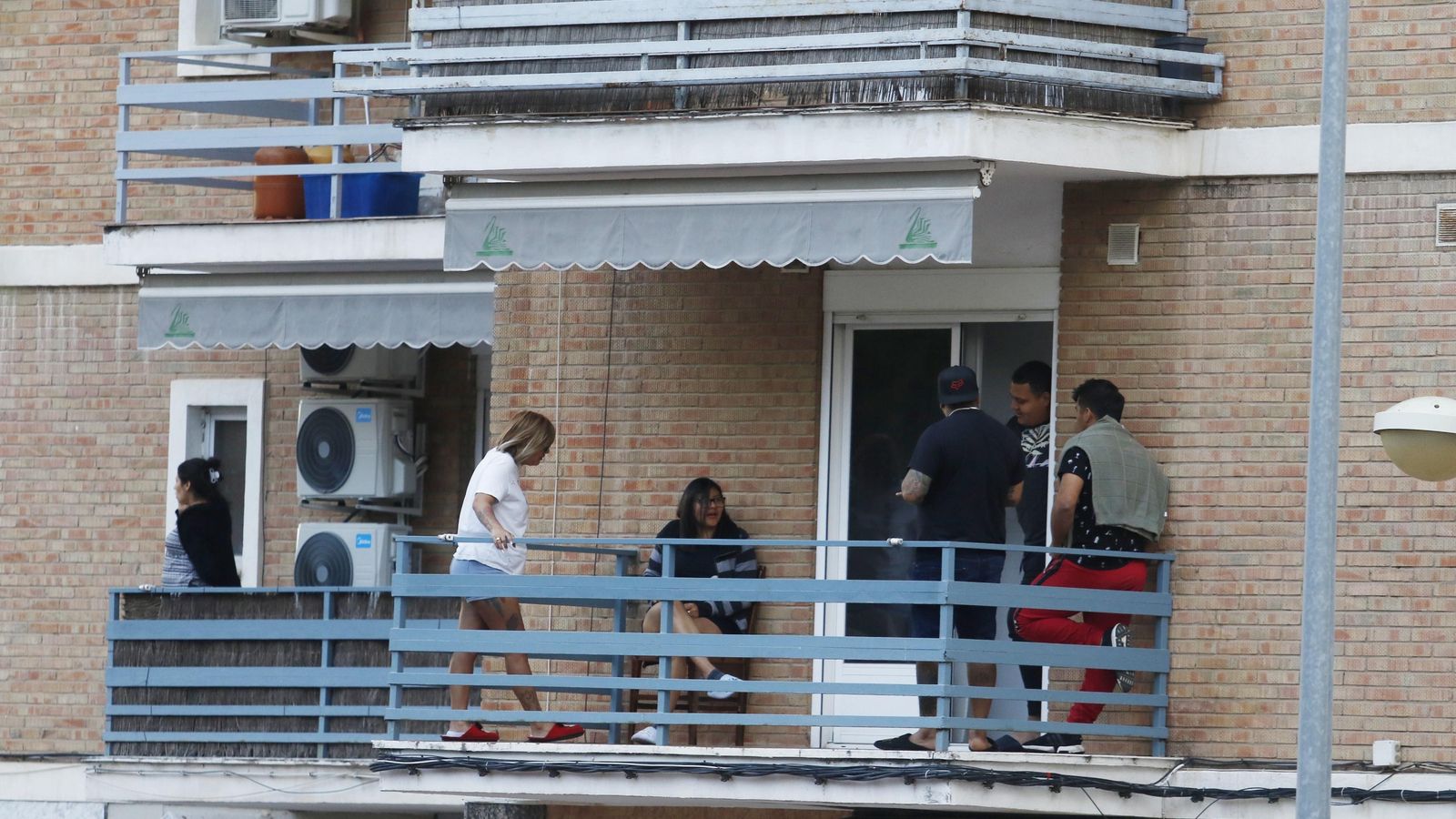 Reunión en un balcón.