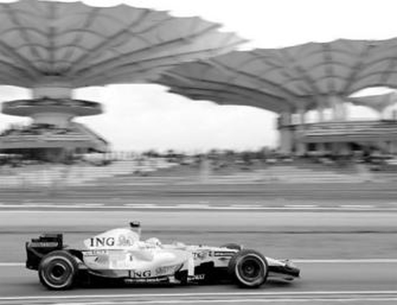Fernando Alonso, durante la sesión de entrenamientos oficiales de ayer en Sepang.