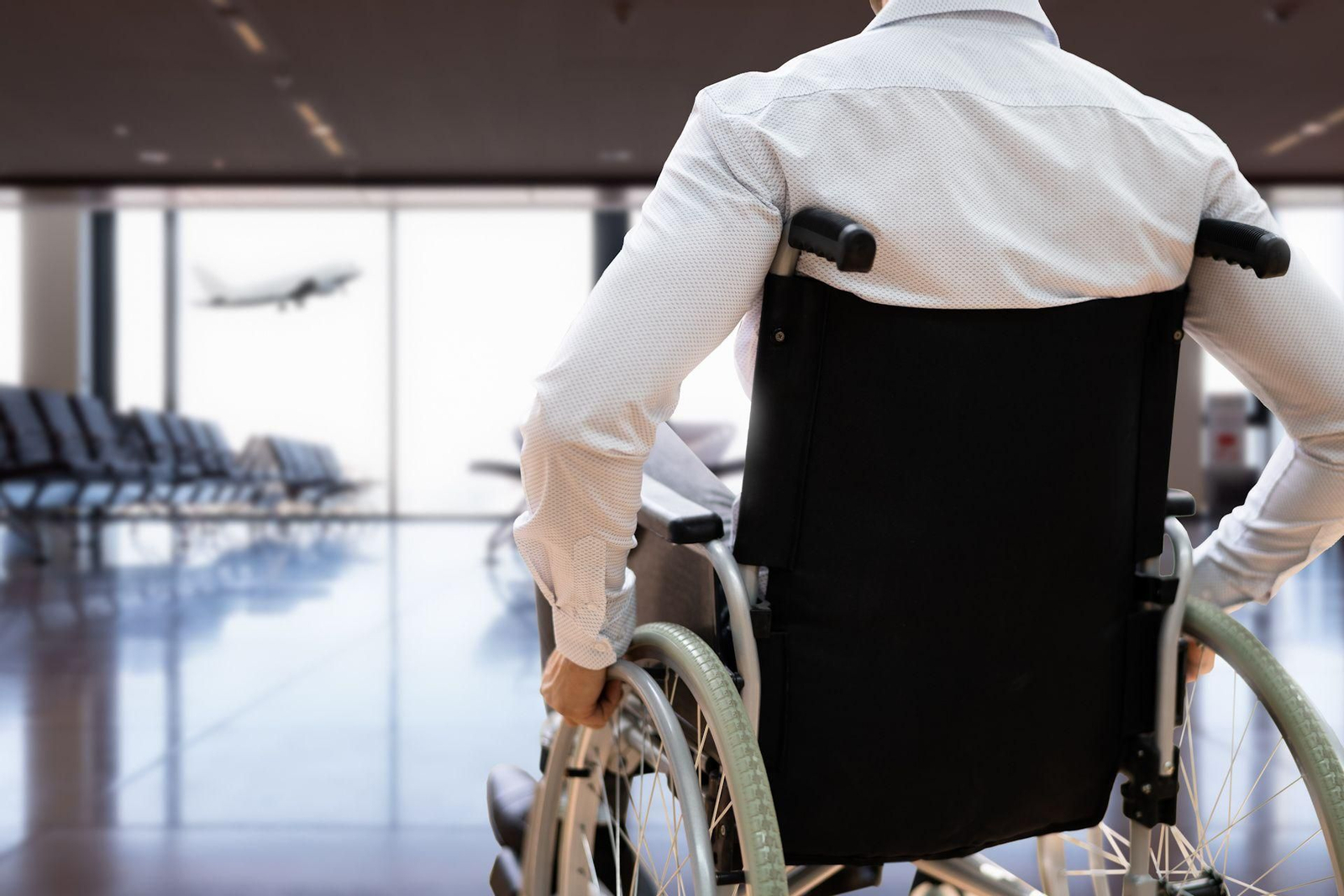Una persona en silla de ruedas. Una persona en silla de ruedas.