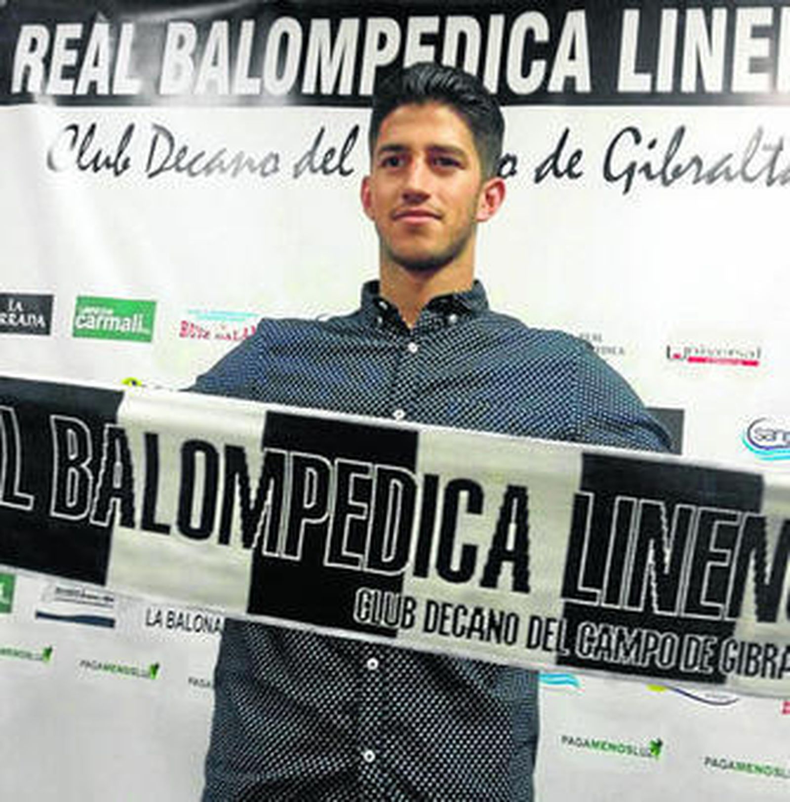 Jesús Godino, con la bufanda de la Balona tras estampar su firma en el contrato que le une a los albinegros.
