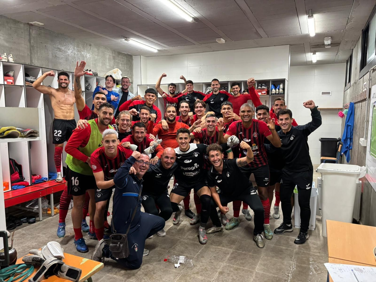 Los rojinegros celebran en su vestuario la victoria de la pasada jornada frente al Águilas B en el San Miguel.