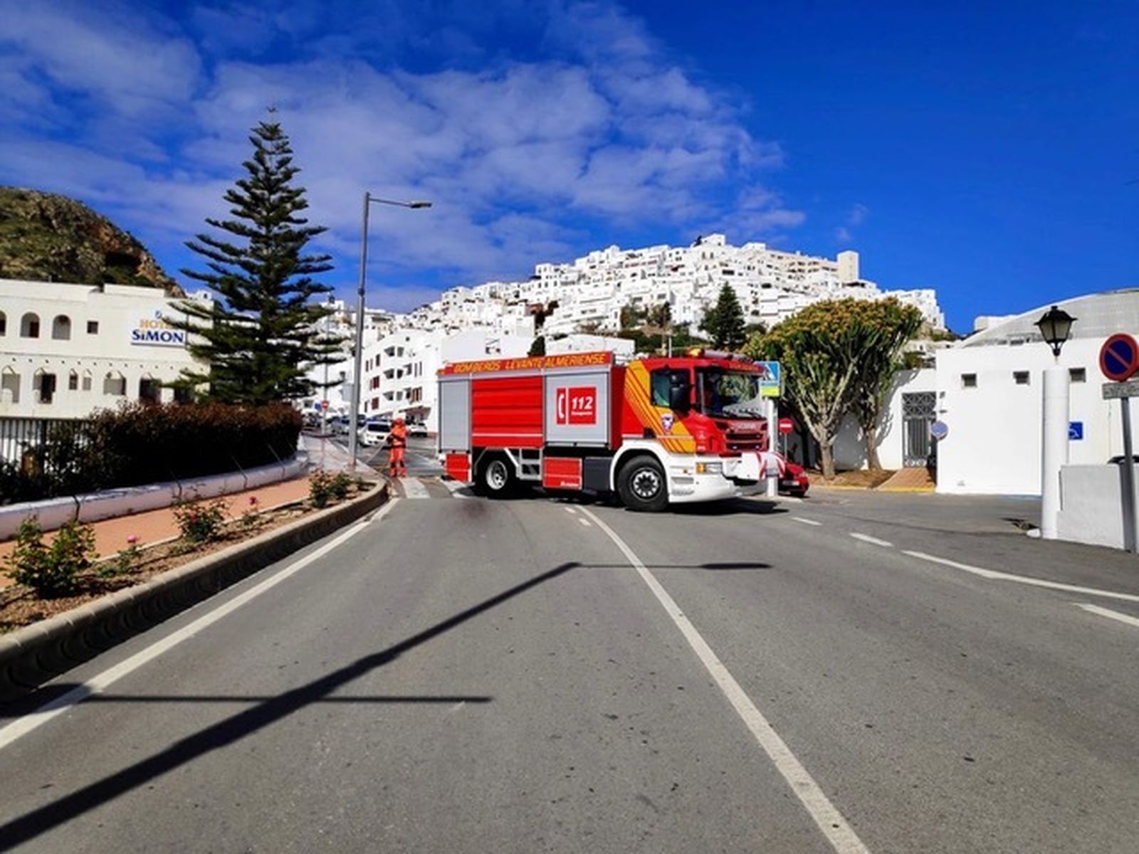 Los bomberos apoyan al Ayuntamiento de Mojácar en las labores de desinfección