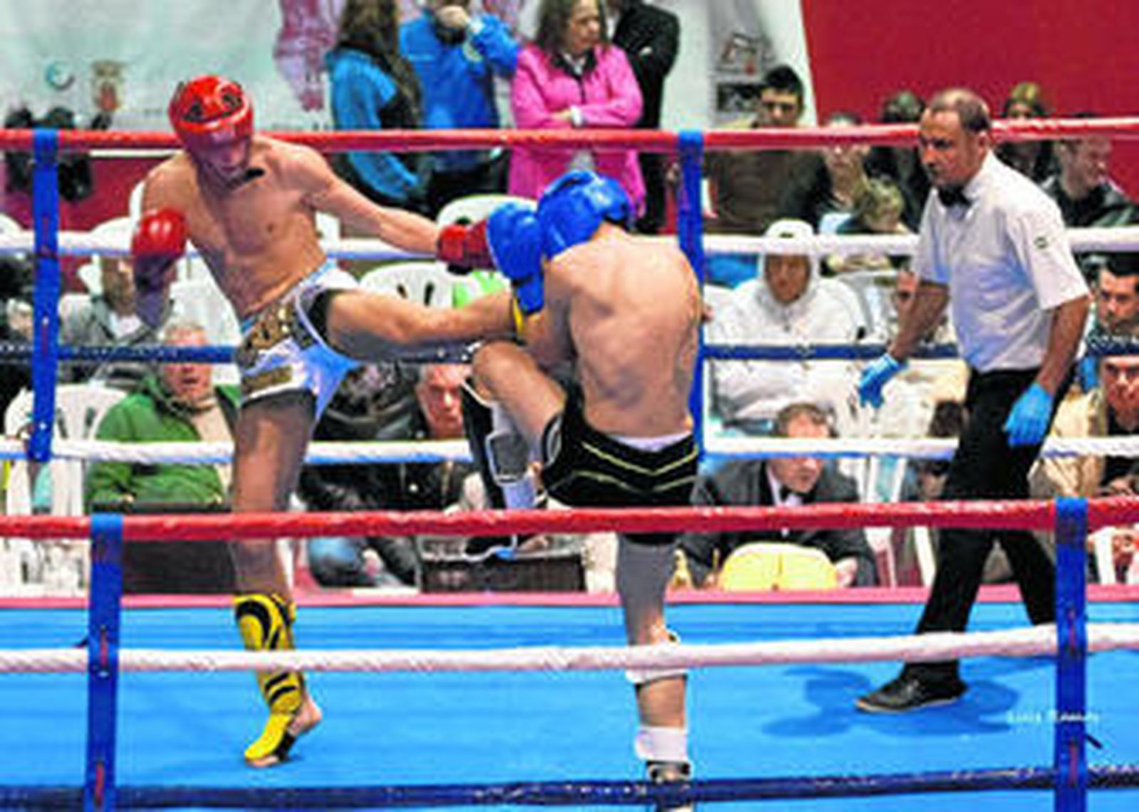 Enorme patada con una depurada técnica de Cristian Ariza a su oponente en el campeonato de Andalucía.