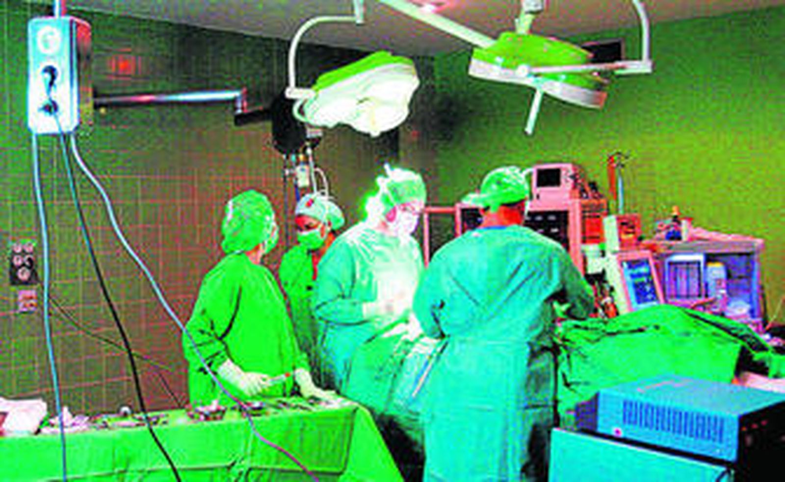 Imagen de una intervención en uno de los quirófanos del Puerta del Mar.