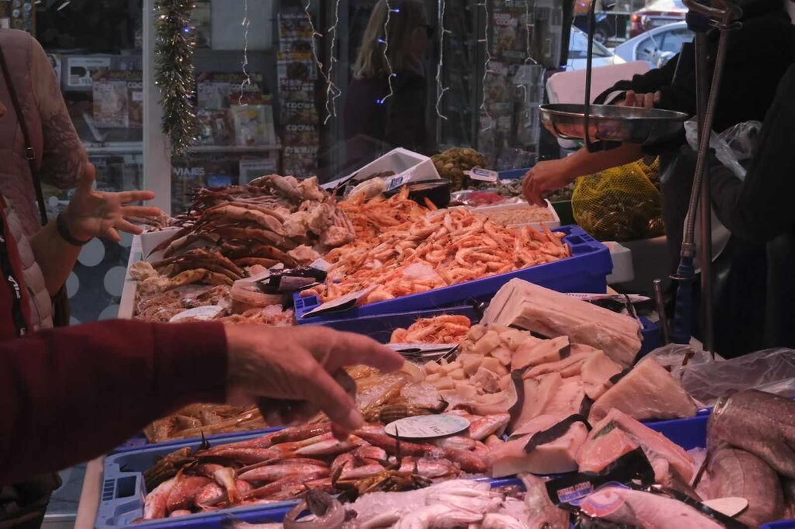 Los cordobeses apuran sus compras de Nochebuena en Pescados y Mariscos Burgos.
