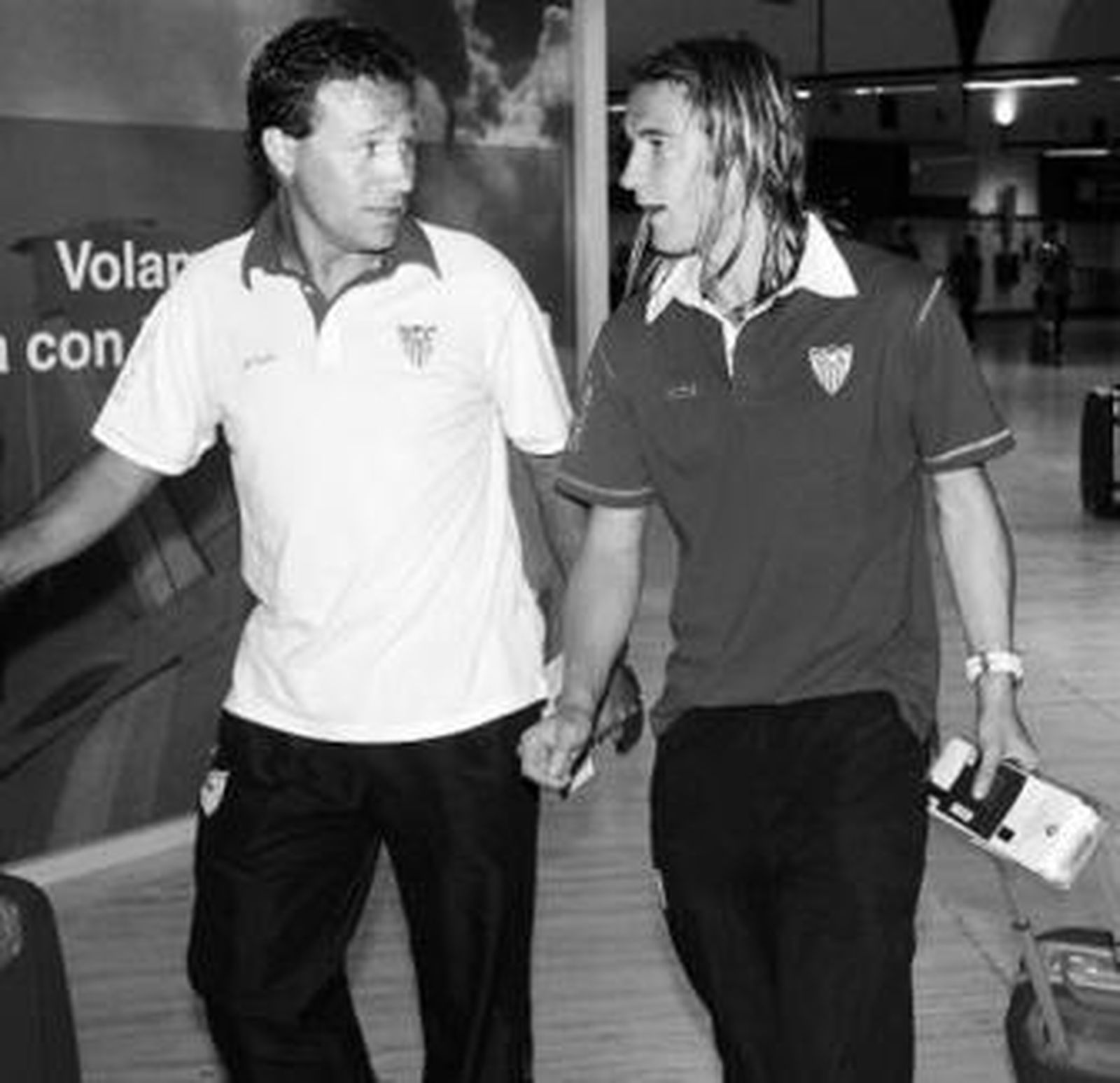 Diego Capel charla en un reciente viaje con Juan Lozano.