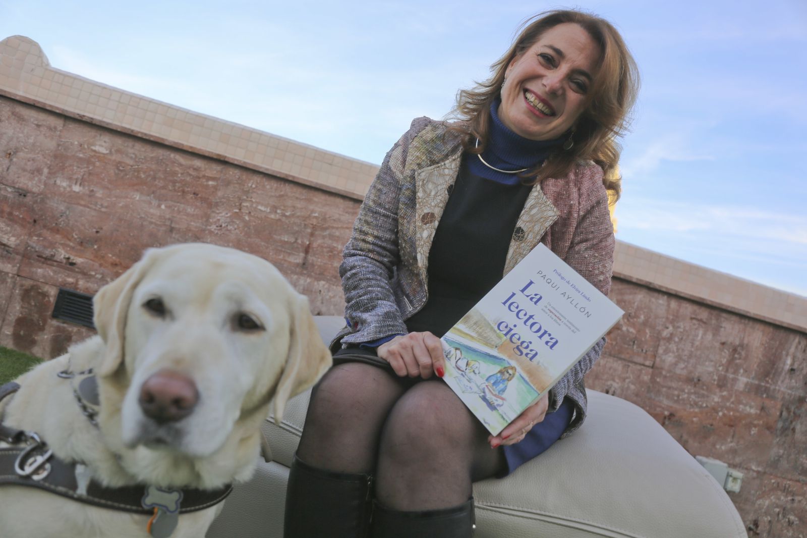 Paqui Ayllón posa con su libro y su guía Meadow en la terraza el hotel Room Mate Larios.