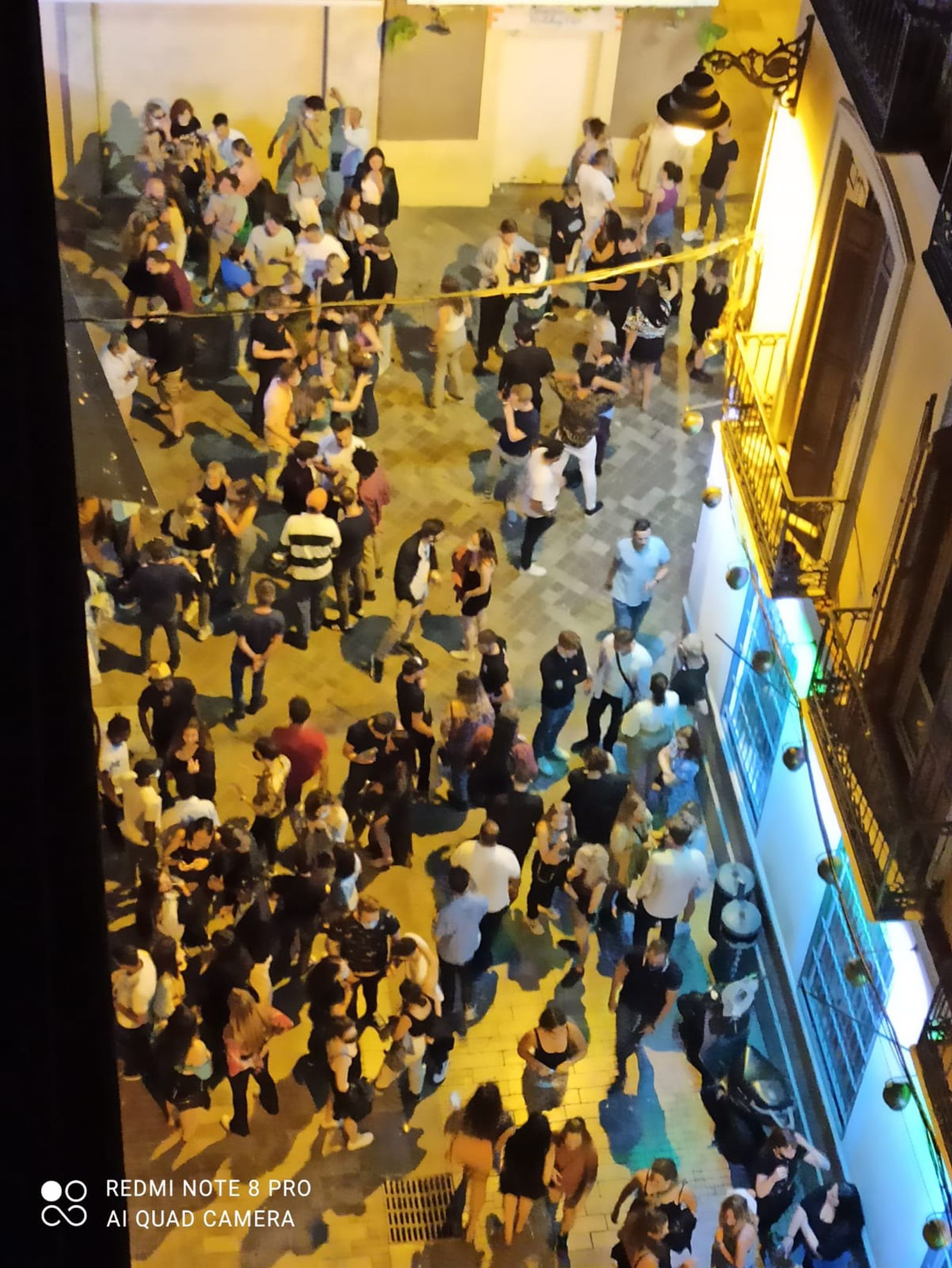 Aglomeración de personas en la calle Denis Belgrado.