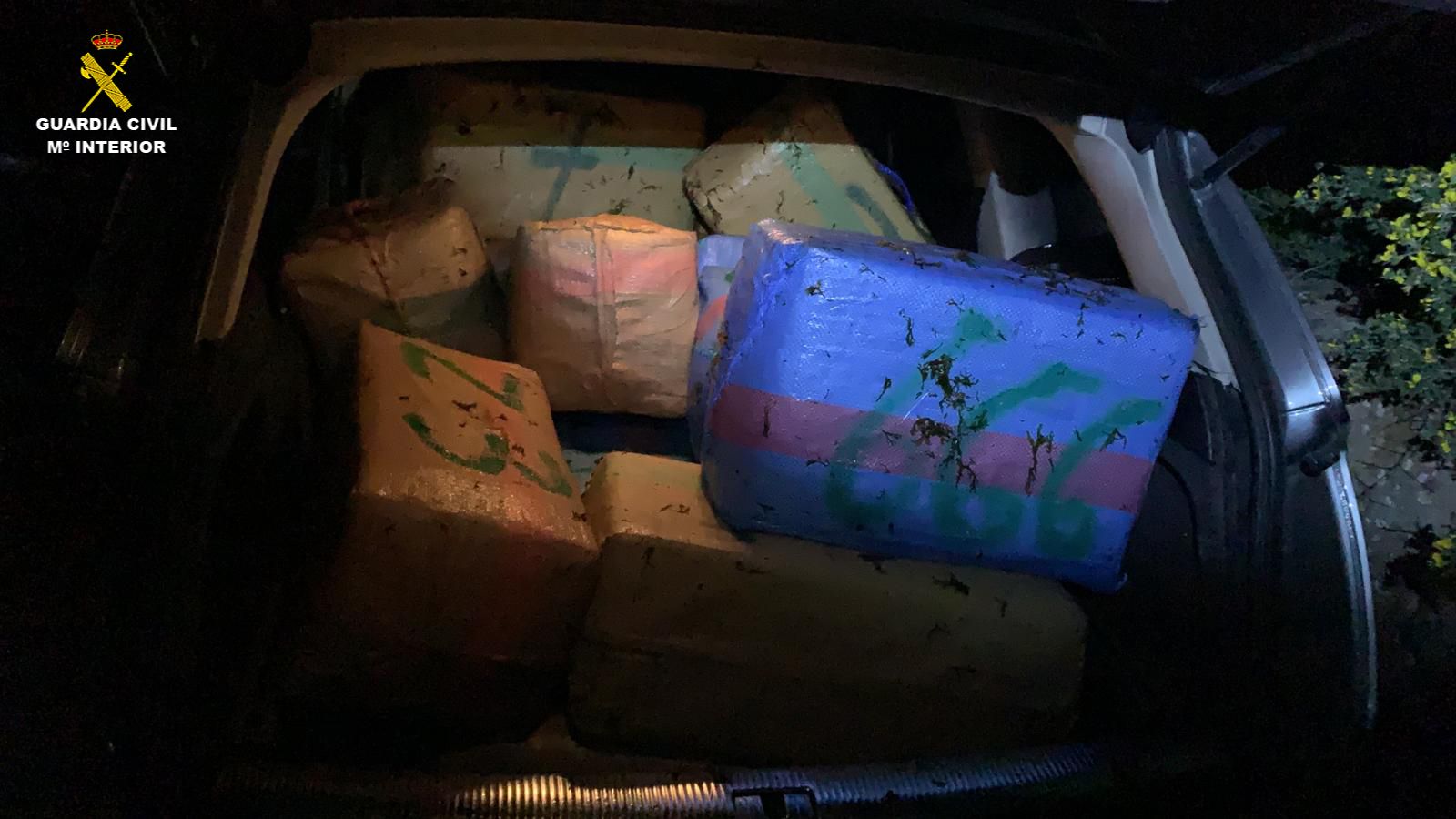 Parte del alijo de 105 fardos incautados en la costa onubense en febrero.