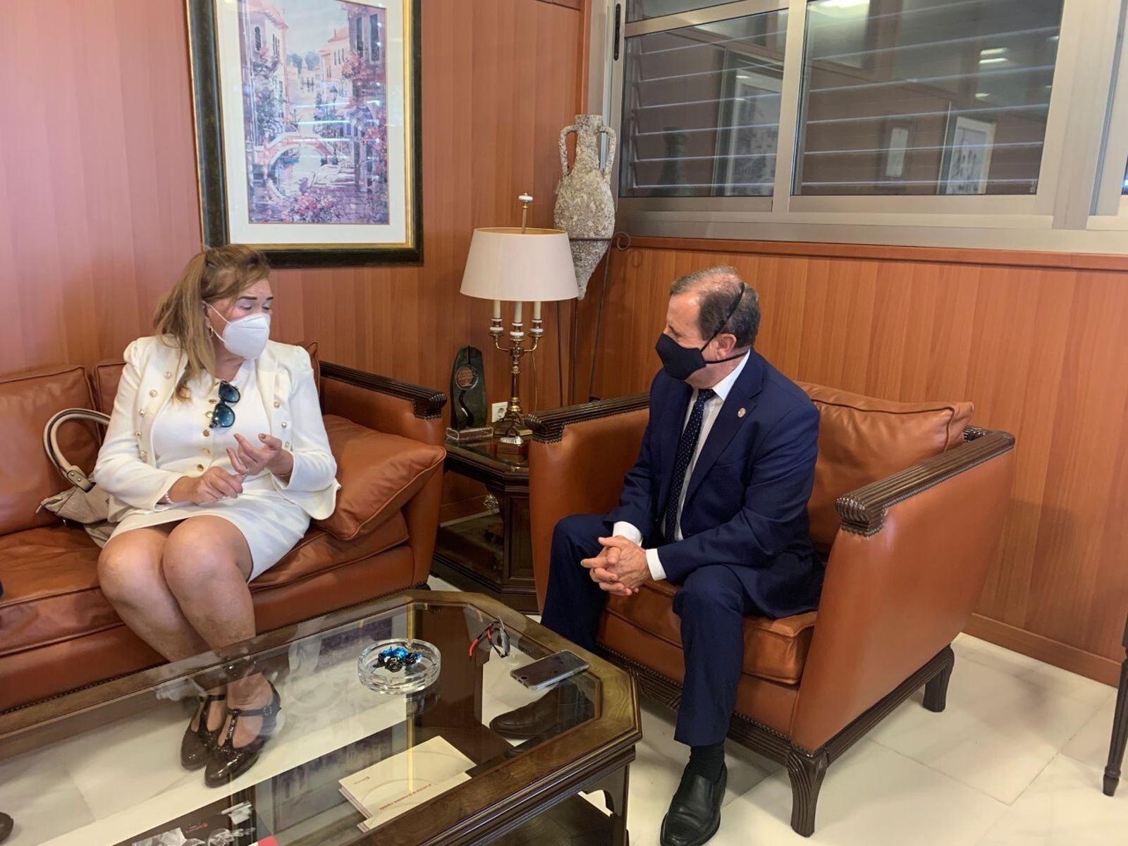 Reunión de la decana del Colegio de Procuradores, María del Mar Gázquez, y el presidente de la Cámara, Jerónimo Parra