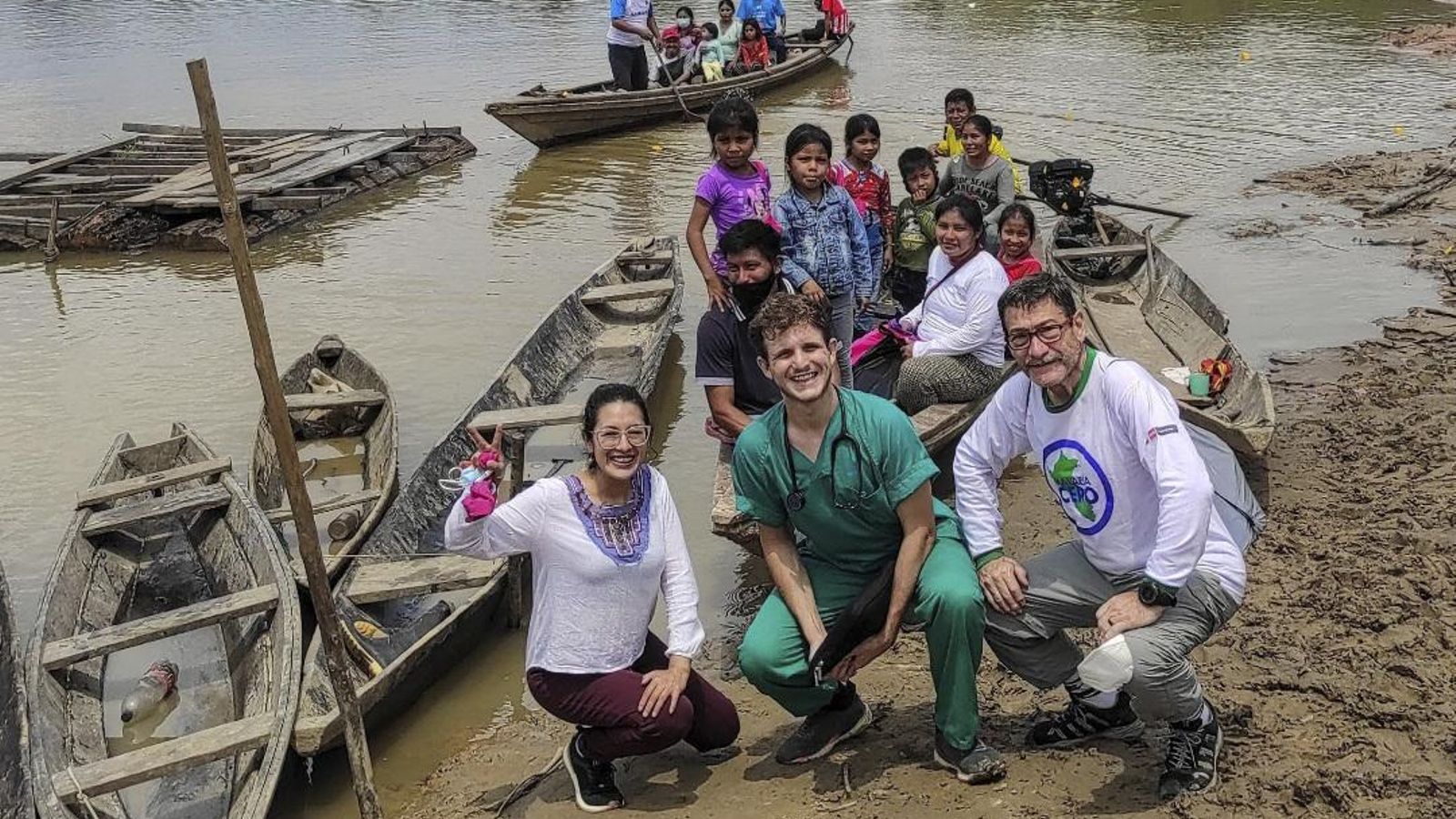 El recibimiento que los indígenas de los poblados hacen a los médicos a su llegada para las campañas.