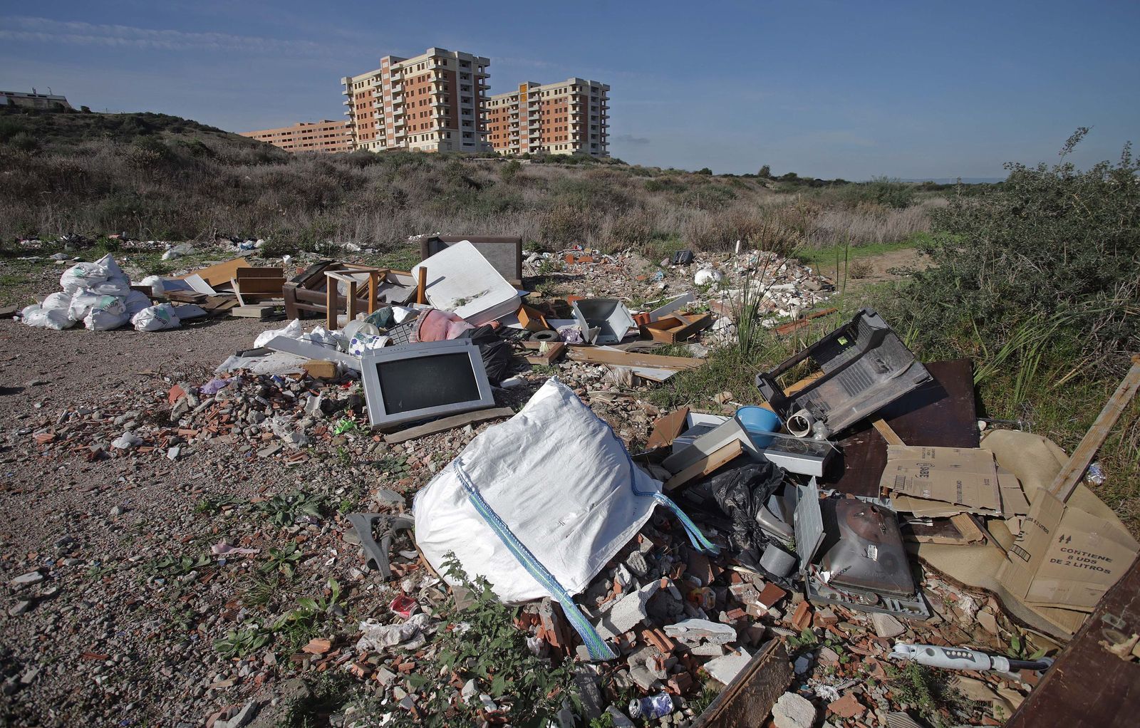 Fotos de los vertederos y escombreras ilegales en la zona de Alamillos Oeste en Algeciras