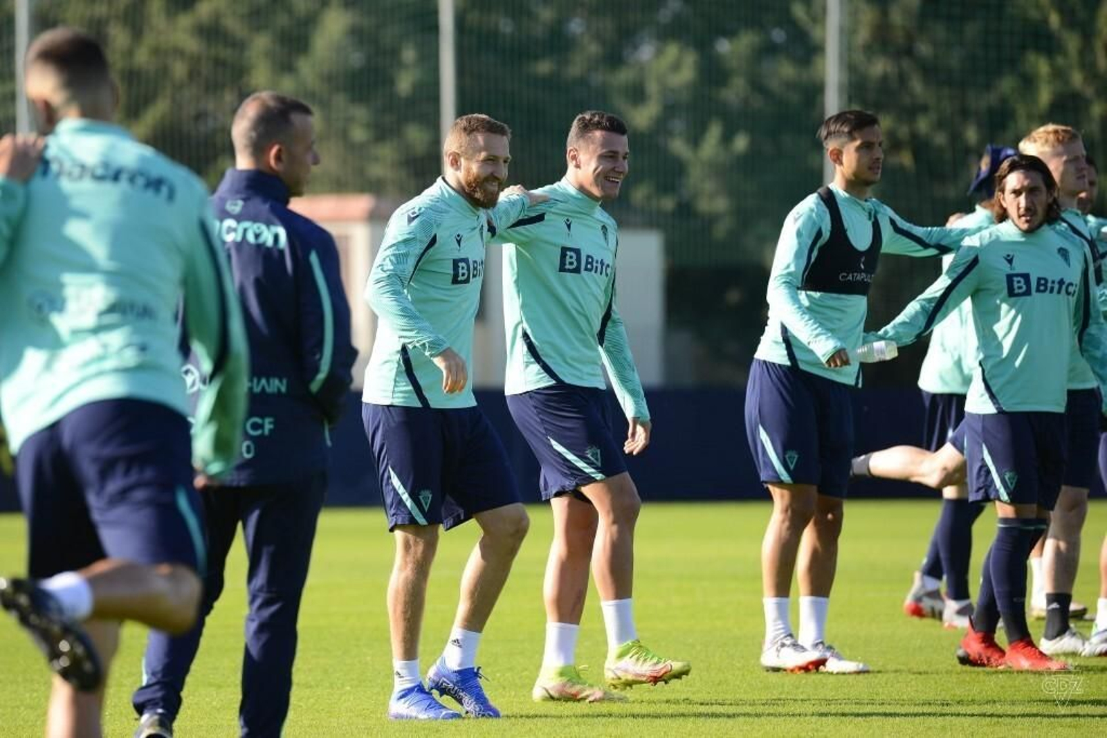 Los cadistas calientan al inicio de una sesión preparatoria.