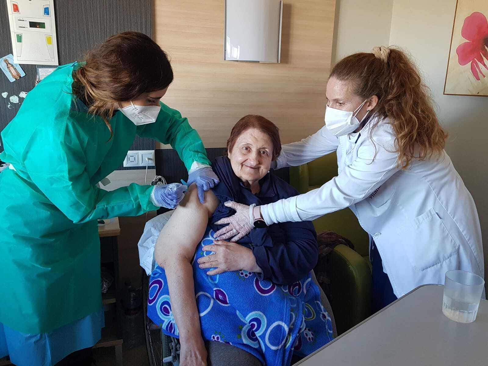 Una de las residentes, poniéndose la vacuna en Vitalia Home.