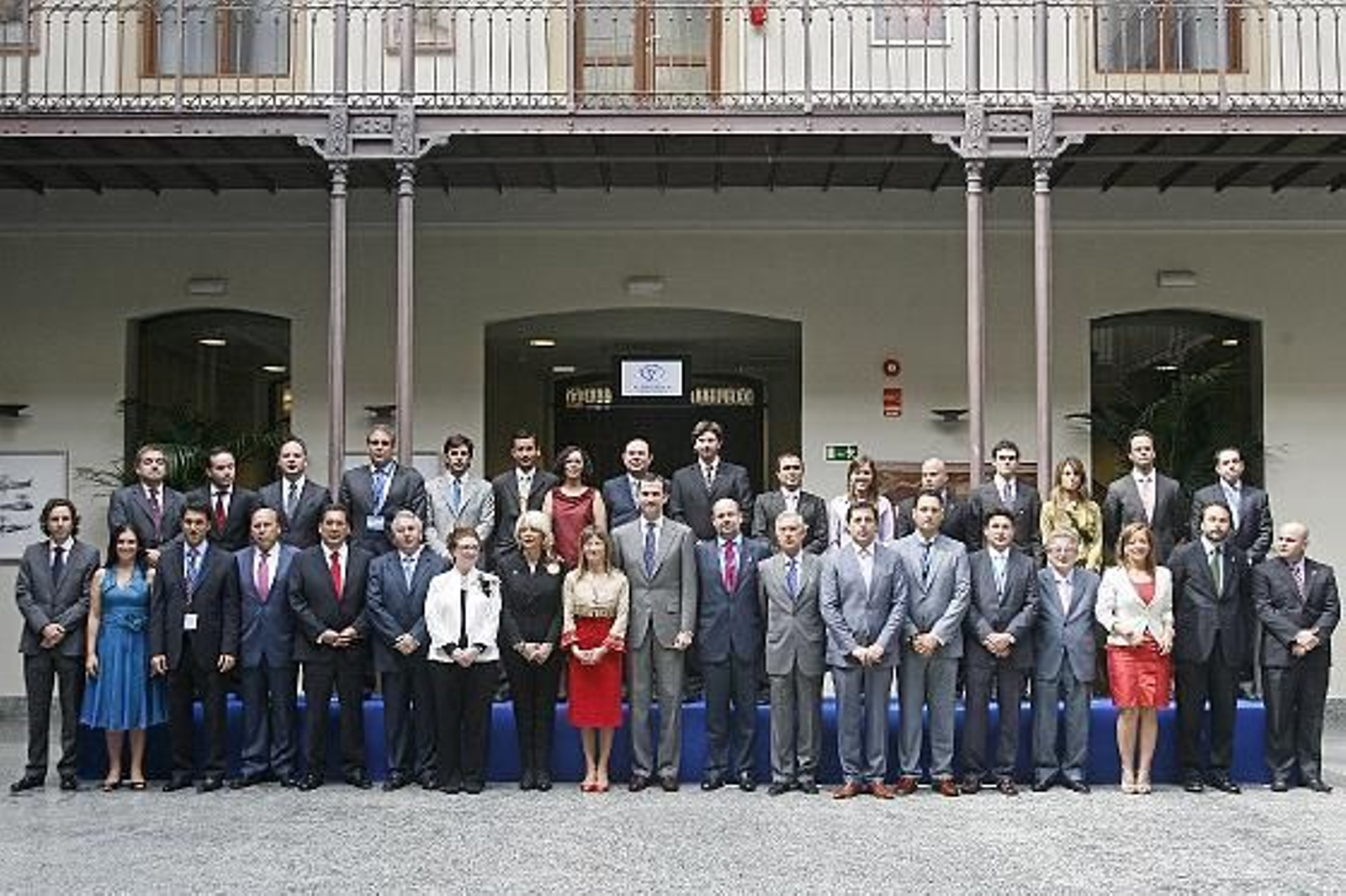 El acto de inauguración del Congreso Iberoamericano de Jóvenes Empresarios ha estado presidido por el Príncipe de Asturias, acompañado por la Ministra de Igualdad y la alcaldesa de Cádiz, entre otros

Foto: Joaquin Pino