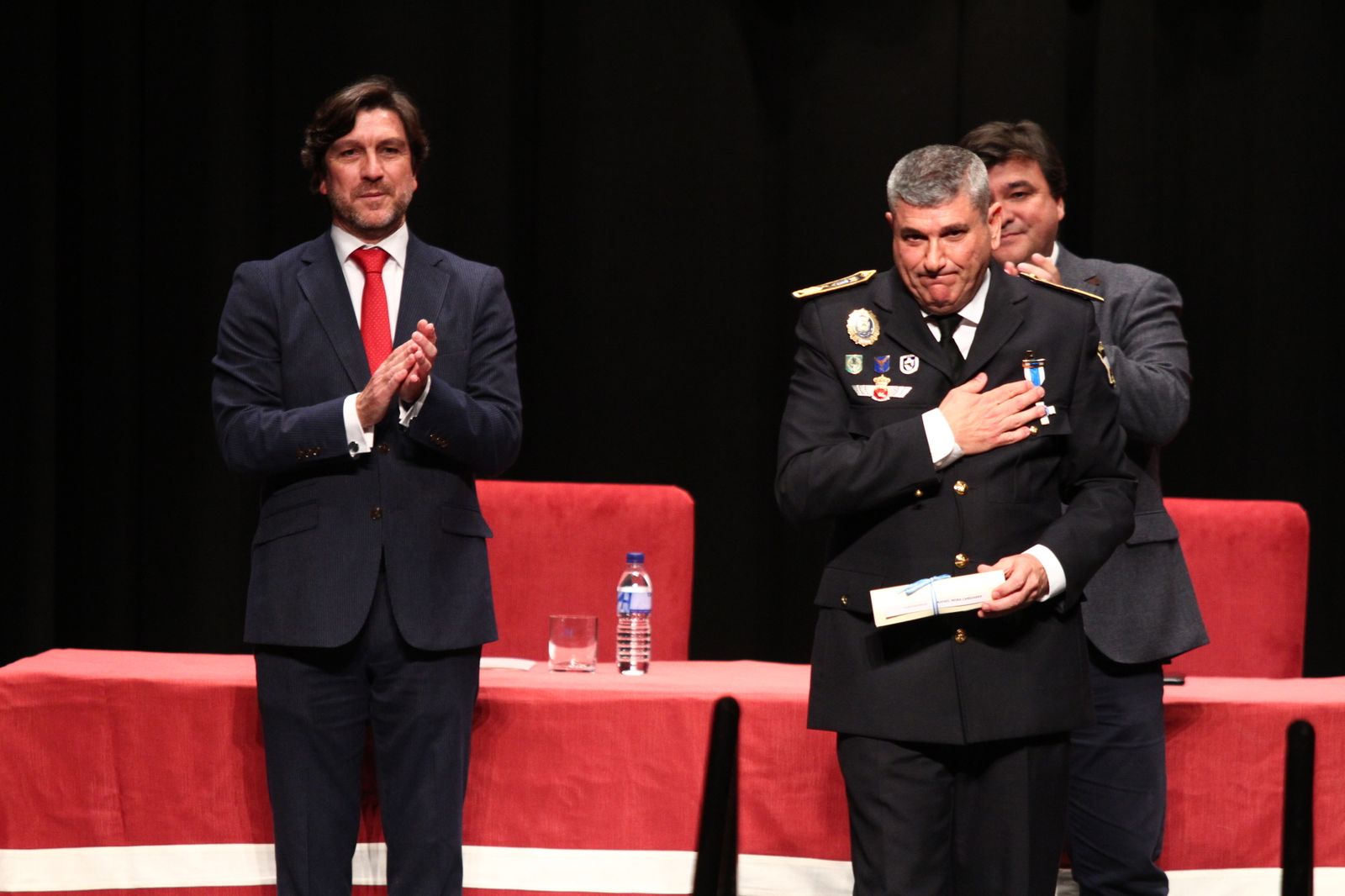 La policía Local entrega las medallas en el día de su patrón