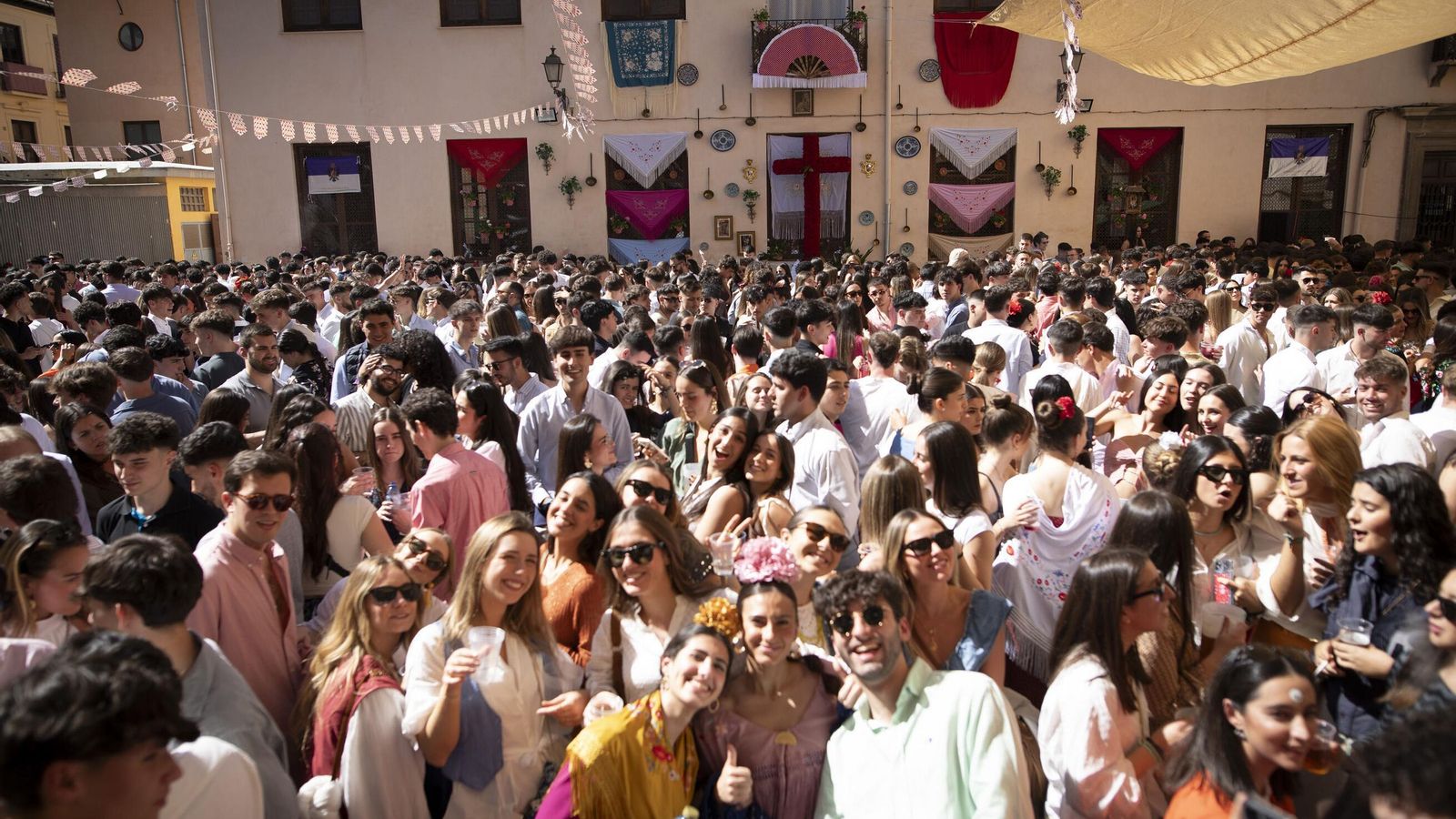 Ambiente festivo en la celebración de las cruces.