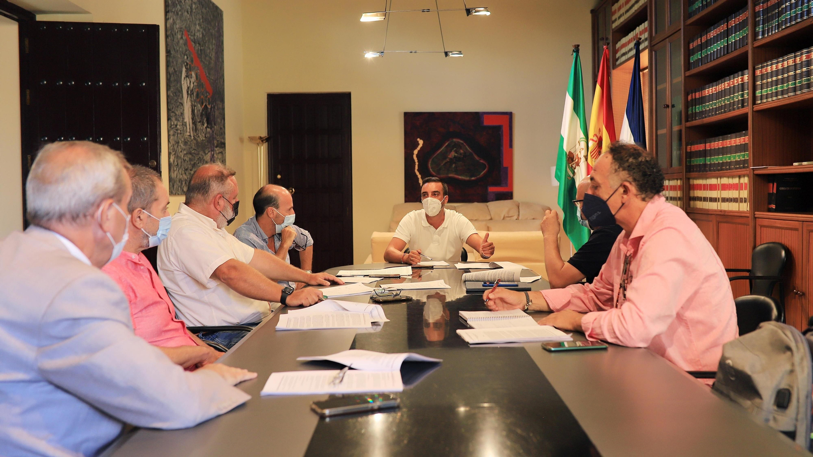 Un instante de la reunión del delegado de Urbanismo con representantes de la hostelería.