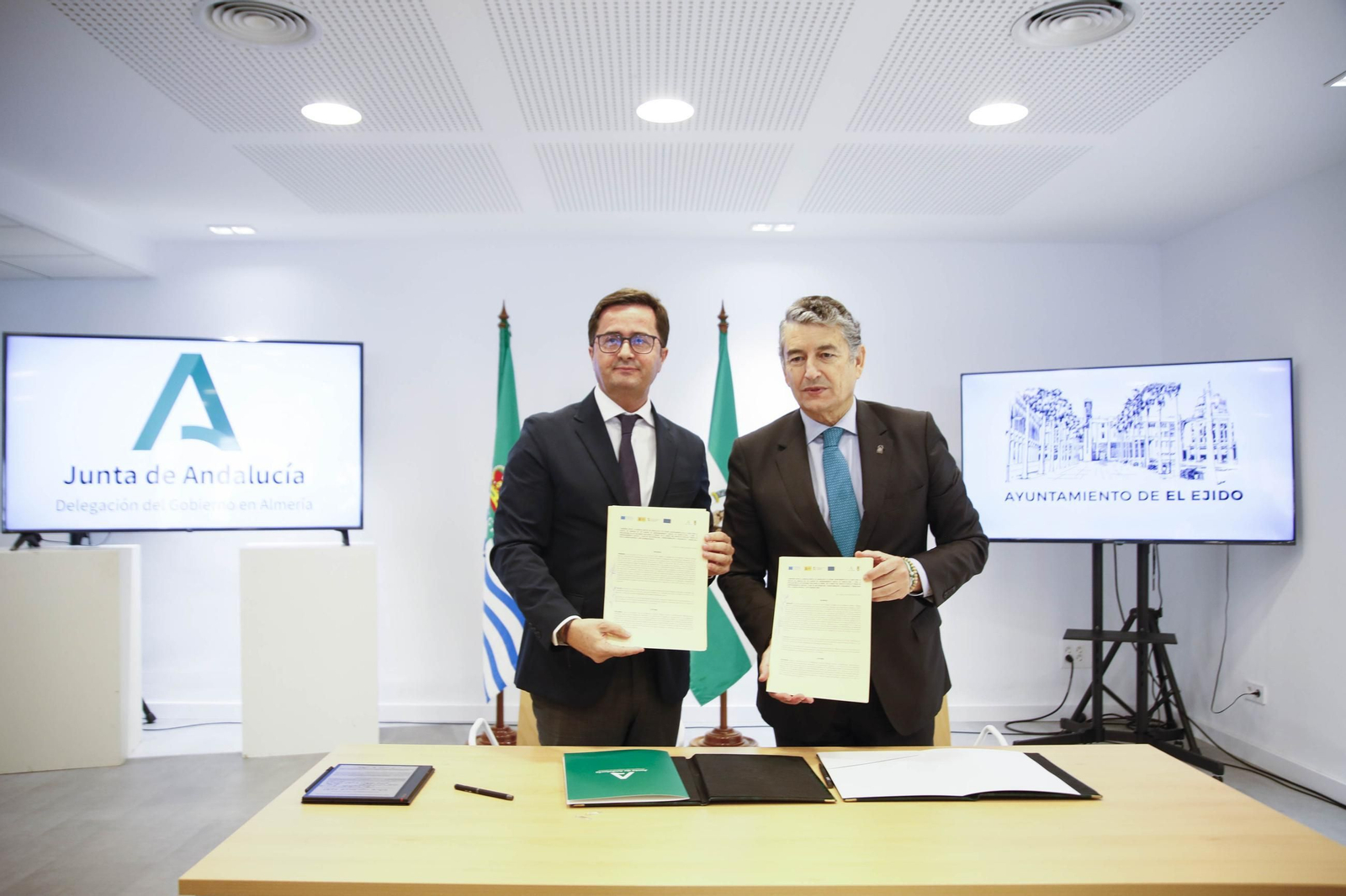 El consejero Antonio Sanz y el alcalde ejidense Francisco Góngora, firman un convenio para la creación de un Centro de Emprendimiento Digital, en imágenes