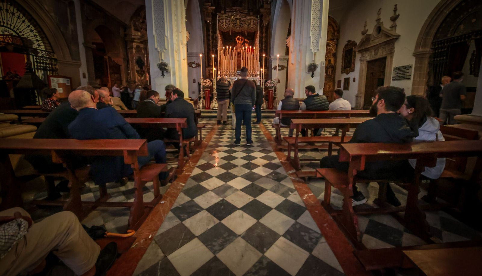 Interior del Santuario de San Lucas, con el palio de la Virgen de los Dolores ya montado.