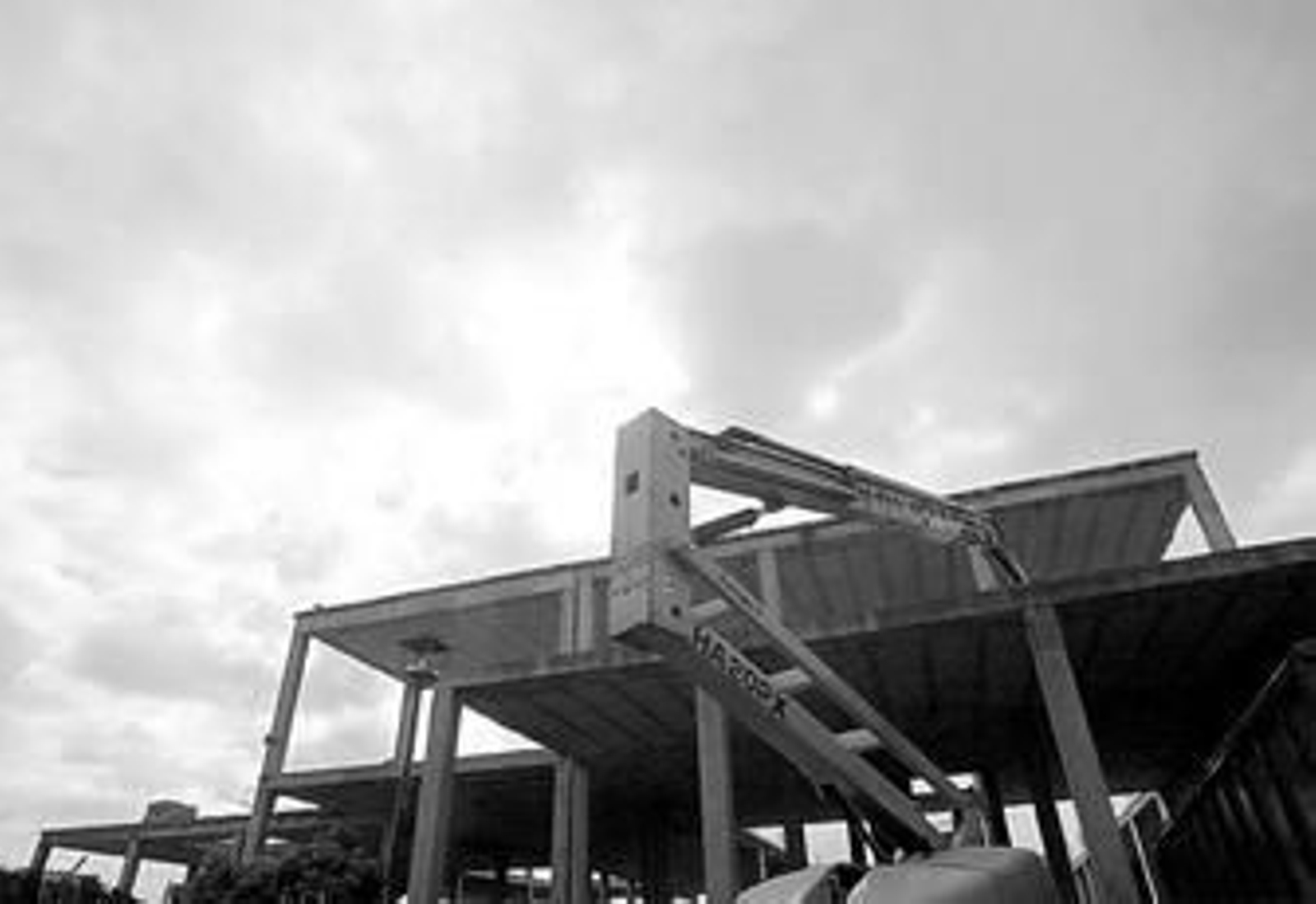 Una máquina anunciaba ayer el inicio de los trabajos de derribo.