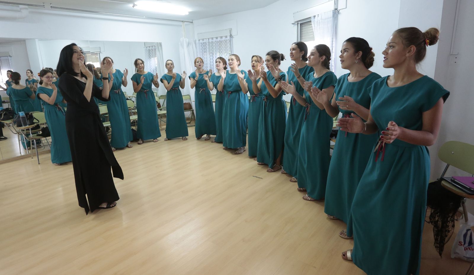 María Elena Gauna, dirigiendo ayer a las voces de la Escolanía de Tomares que viajarán el 11-S a Nueva York.