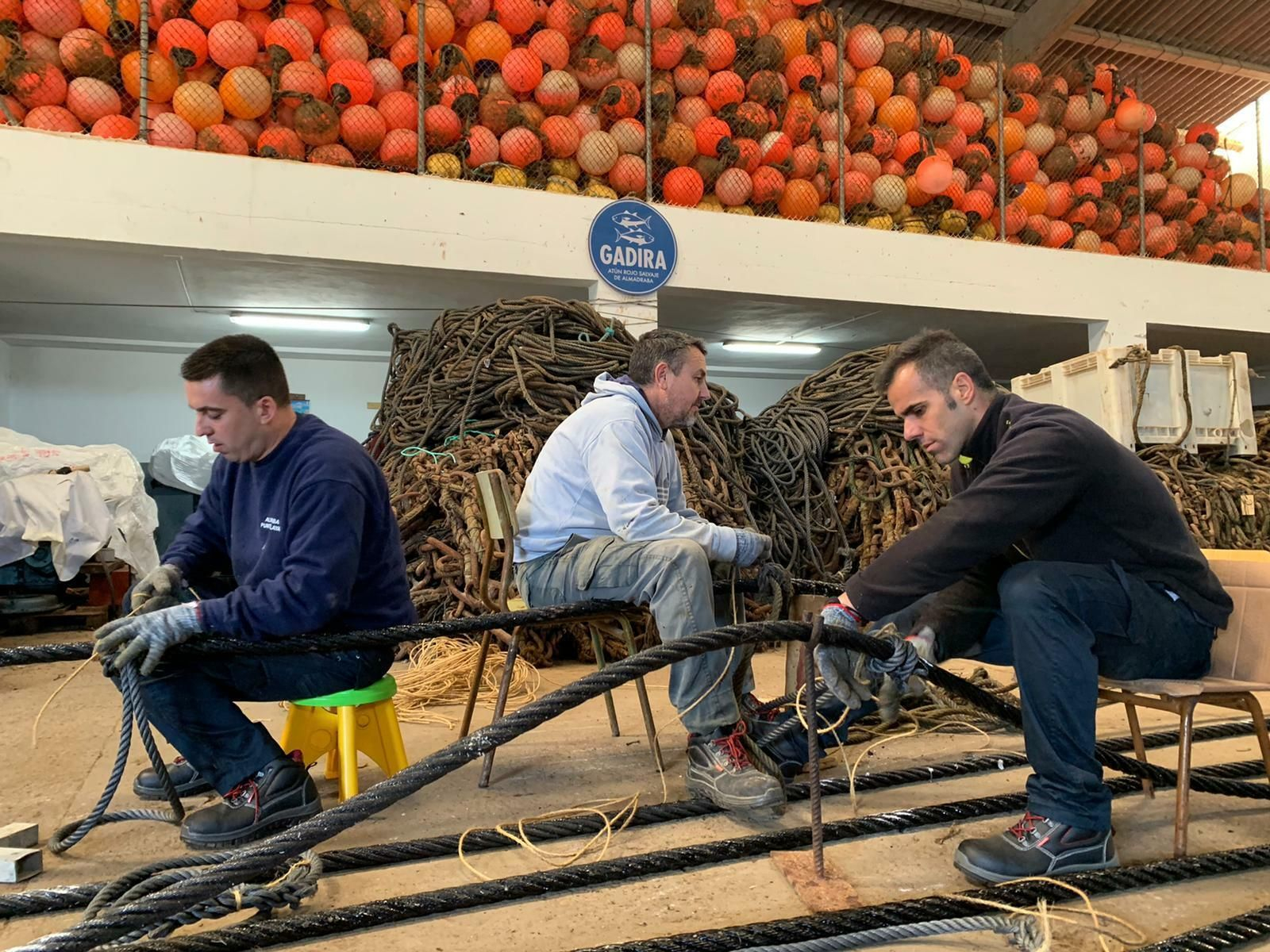 La preparación de las nuevas redes, ayer en Conil.