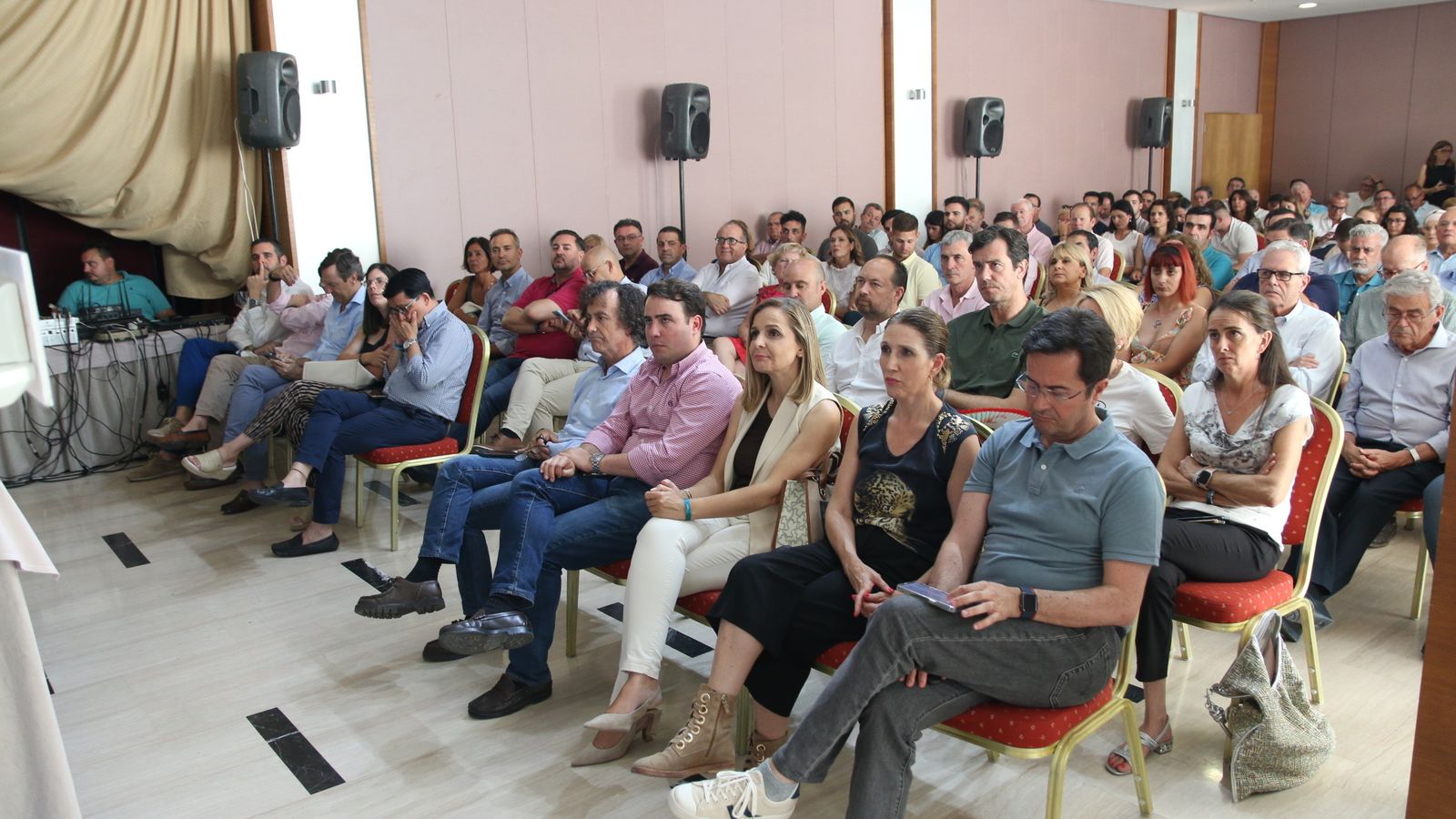 Compañeros de partido asistentes a la junta directiva.