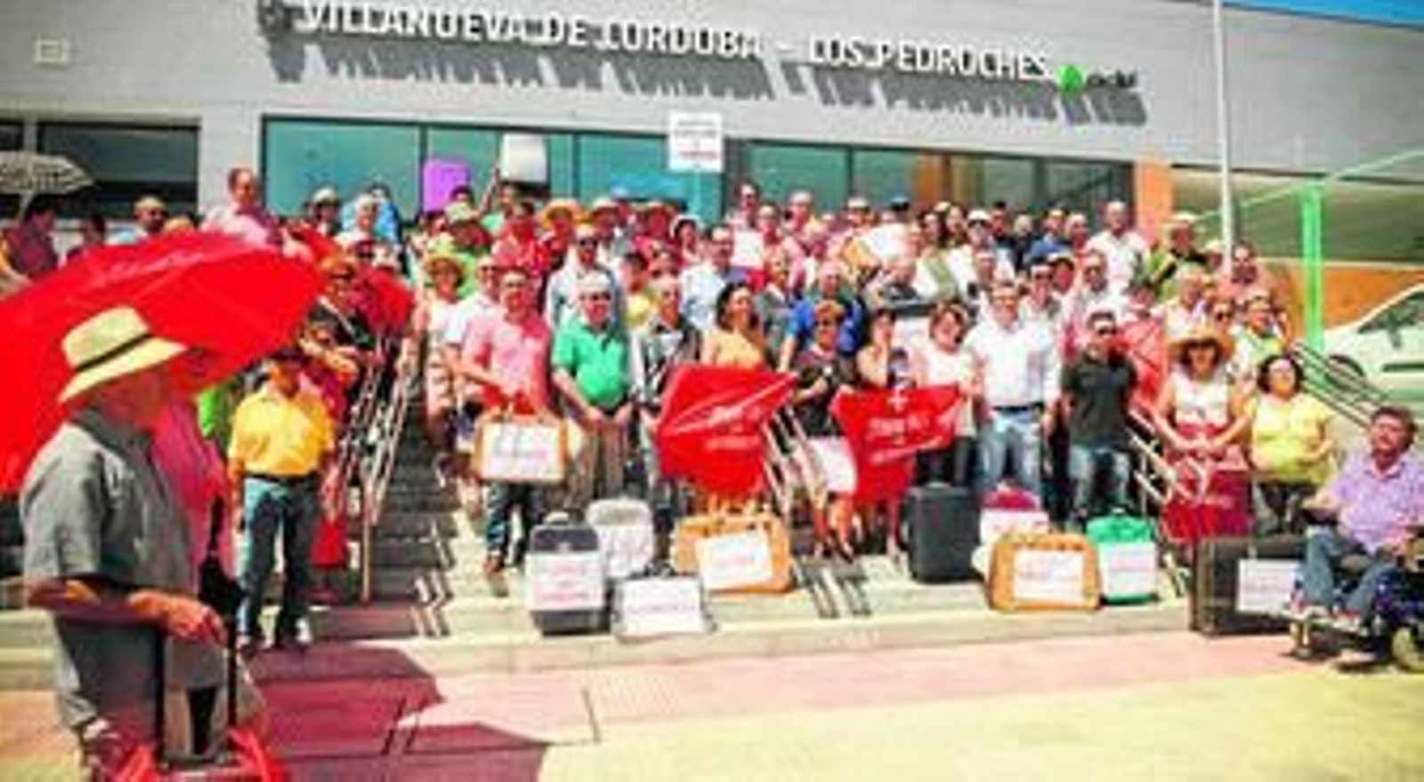 Concentración de los vecinos de Los Pedroches a las puertas del apeadero.