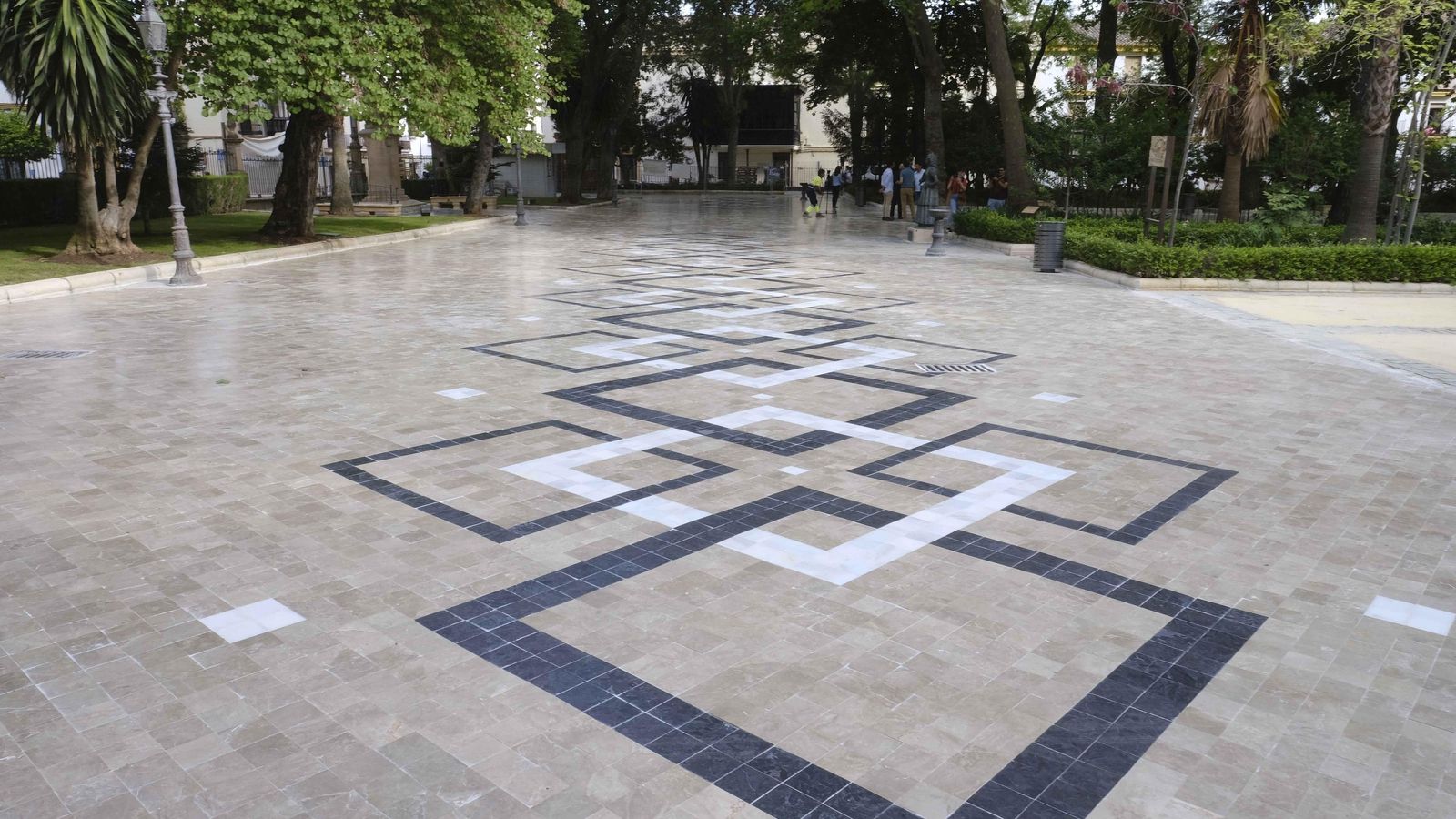 El paseo central incorpora mármol color arena.