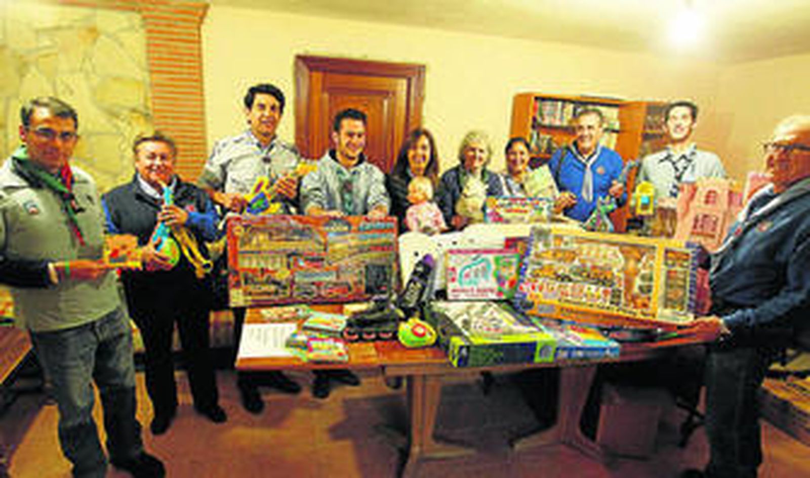 Los miembros de AGAE junto con parte del material enviado a territorio sirio.