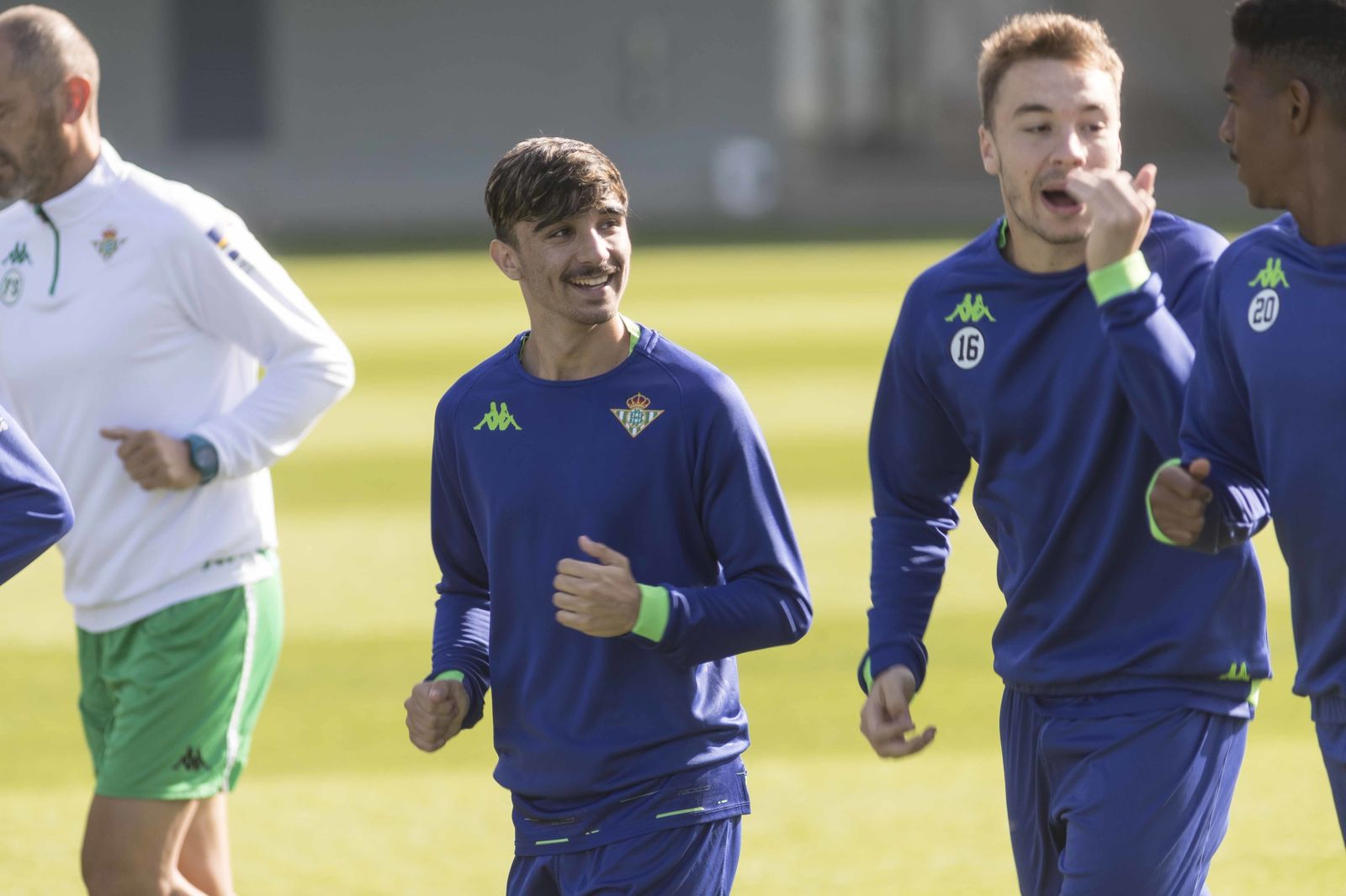 Roberto sonríe junto a Loren y Júnior.