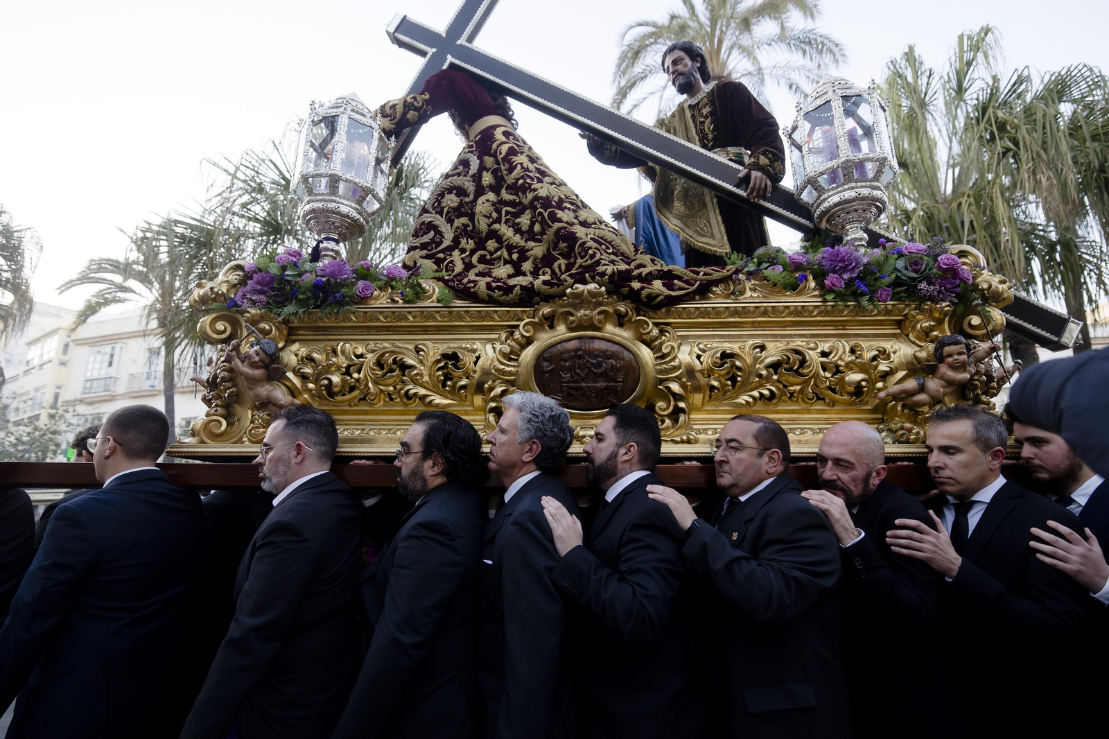 Las imágenes del  vía crucis de las hermandades de Cádiz