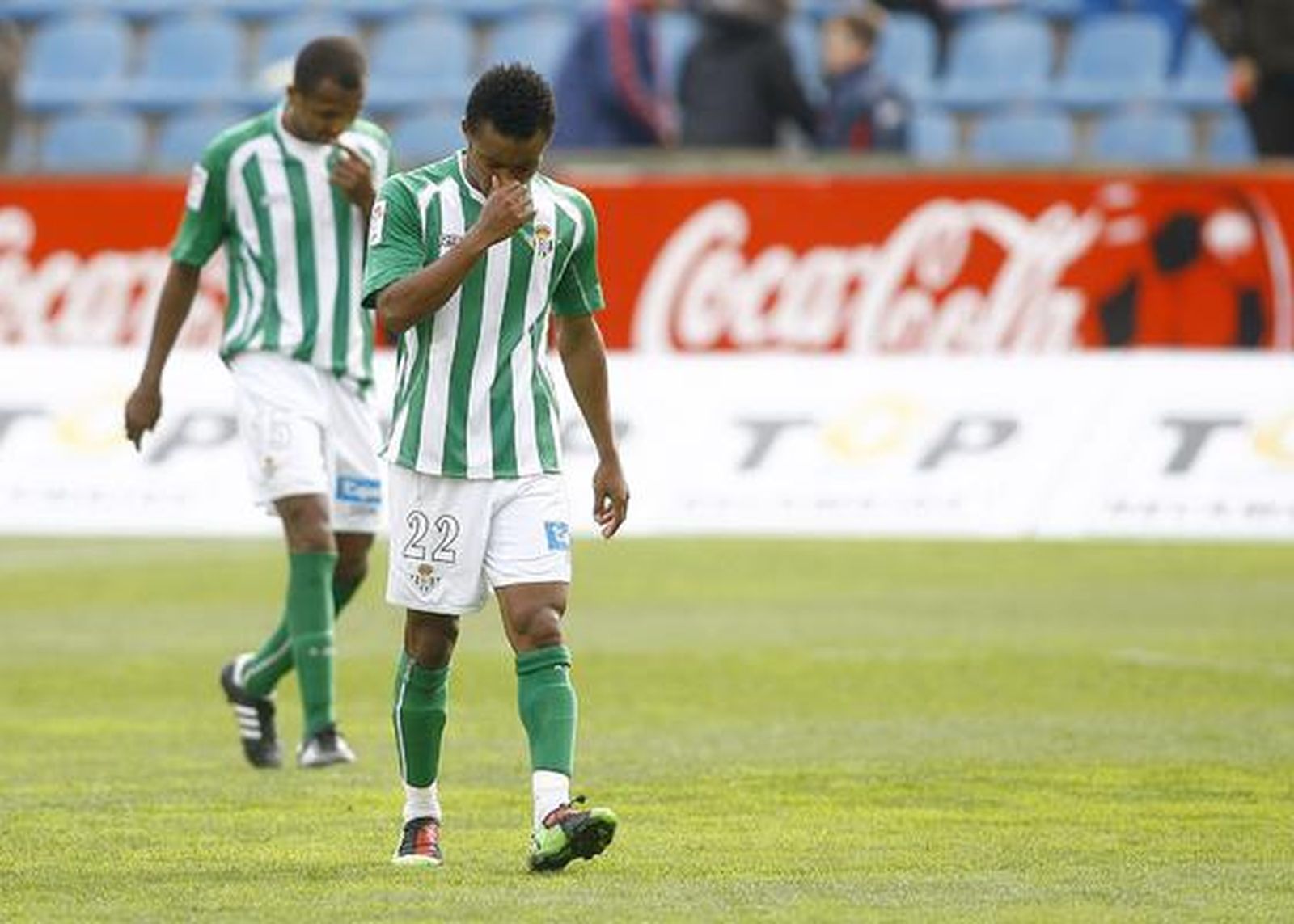 Nelson y Mehmet Aurelio se lamentan mirando al césped del campo del Levante. / LOF