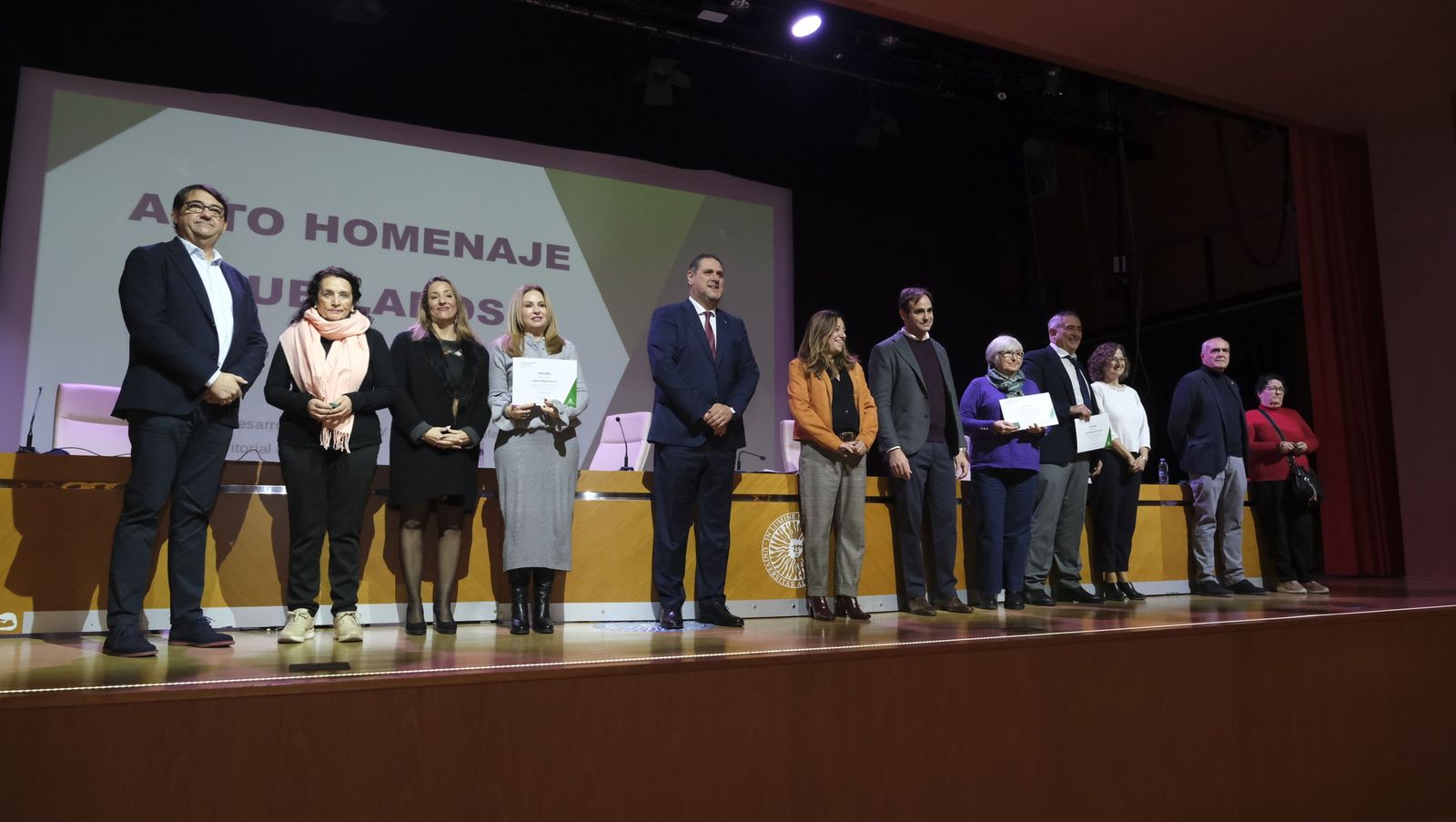 Los maestros docentes jubilados reciben su homenaje en la paraninfo de la UAL