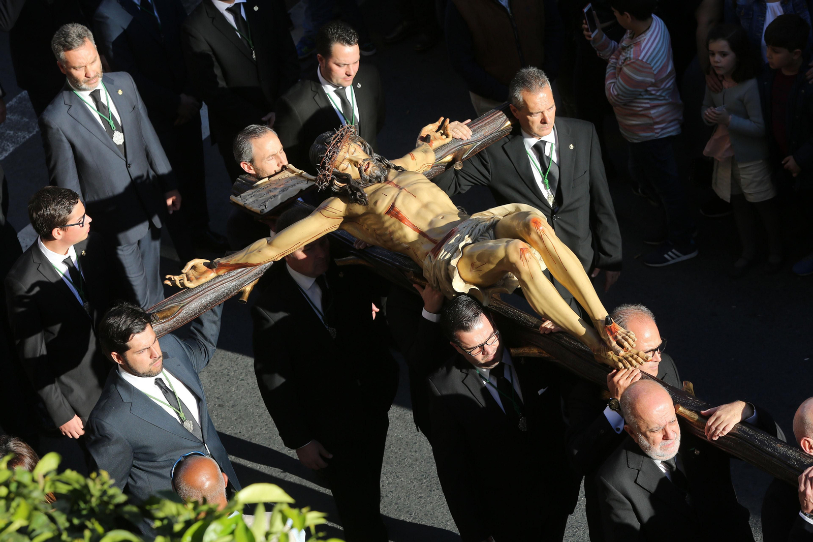Procesión del Cristo de la Vera Cruz, escoltado por la Legión en las calles de Huelva