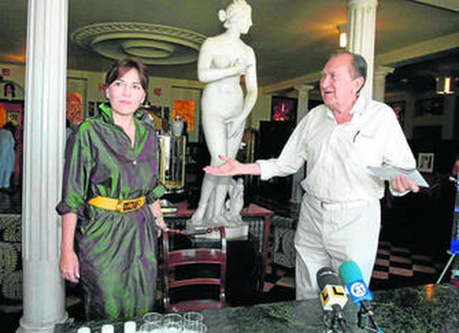 María Lavalle, en una imagen junto a Miguel Rodríguez Acosta en Granada en 2004.