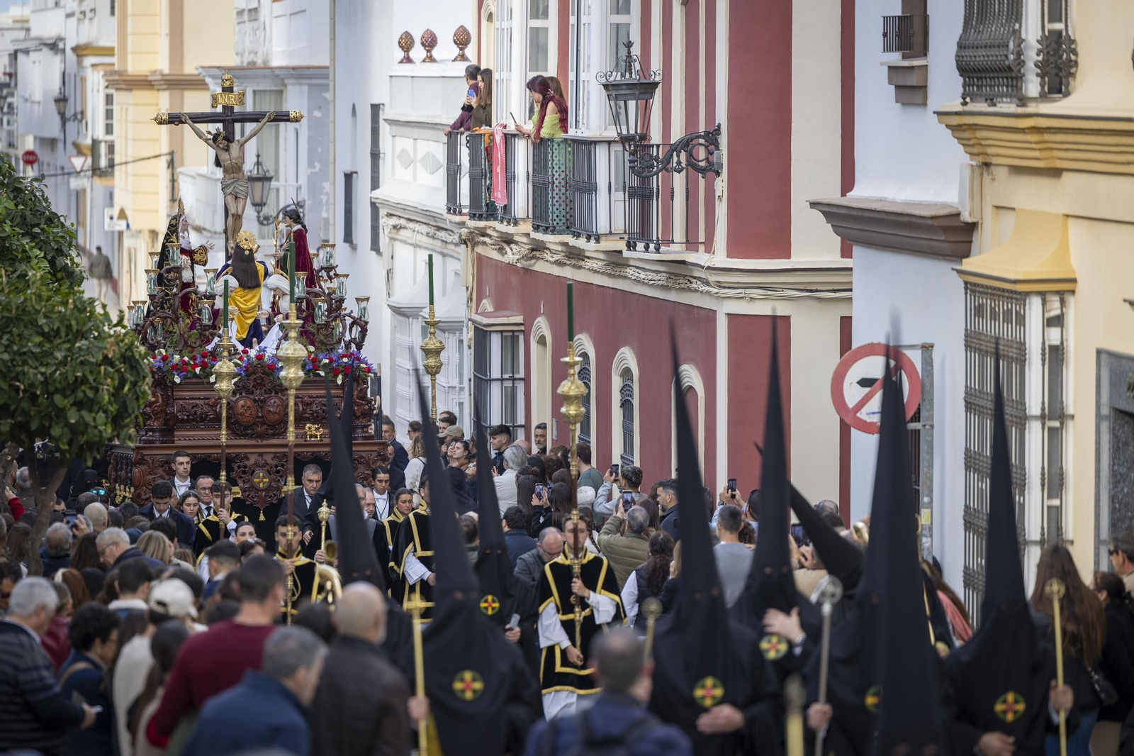 En imágenes, Vera Cruz también adelanta su salida y recorta su recorrido en el Miércoles Santo de la Semana Santa 2025 de San Fernando